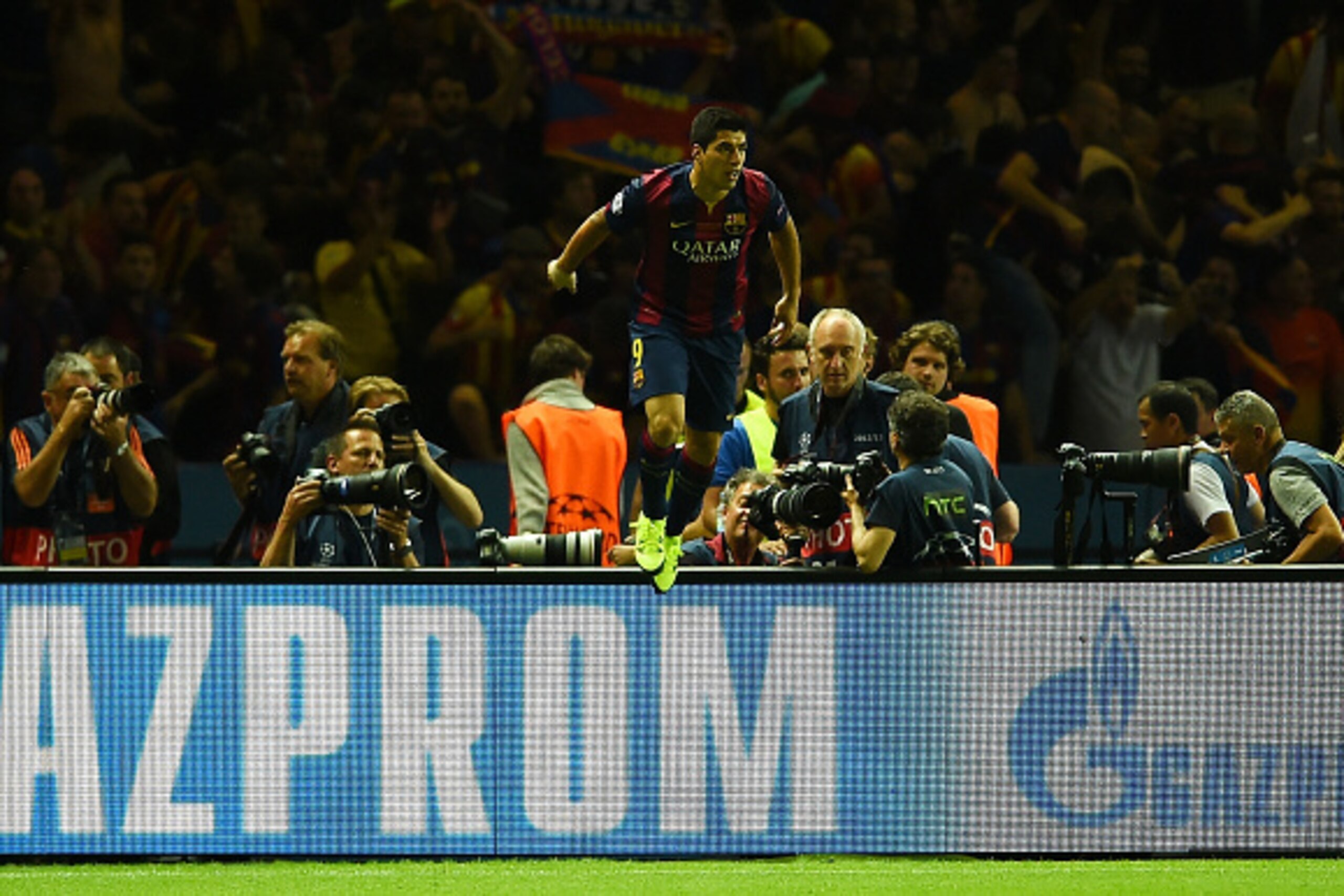 BERLIN, GERMANY - JUNE 06: Luis Suarez of Barcelona celebrates scoring his team's second goal during the UEFA Champions League Final between Juventus and FC Barcelona at Olympiastadion on June 6, 2015 in Berlin, Germany. (Photo by Laurence Griffiths/Get BERLIN, GERMANY - JUNE 06: Luis Suarez of Barcelona celebrates scoring his team's second goal during the UEFA Champions League Final between Juventus and FC Barcelona at Olympiastadion on June 6, 2015 in Berlin, Germany. (Photo by Laurence Griffiths/Get