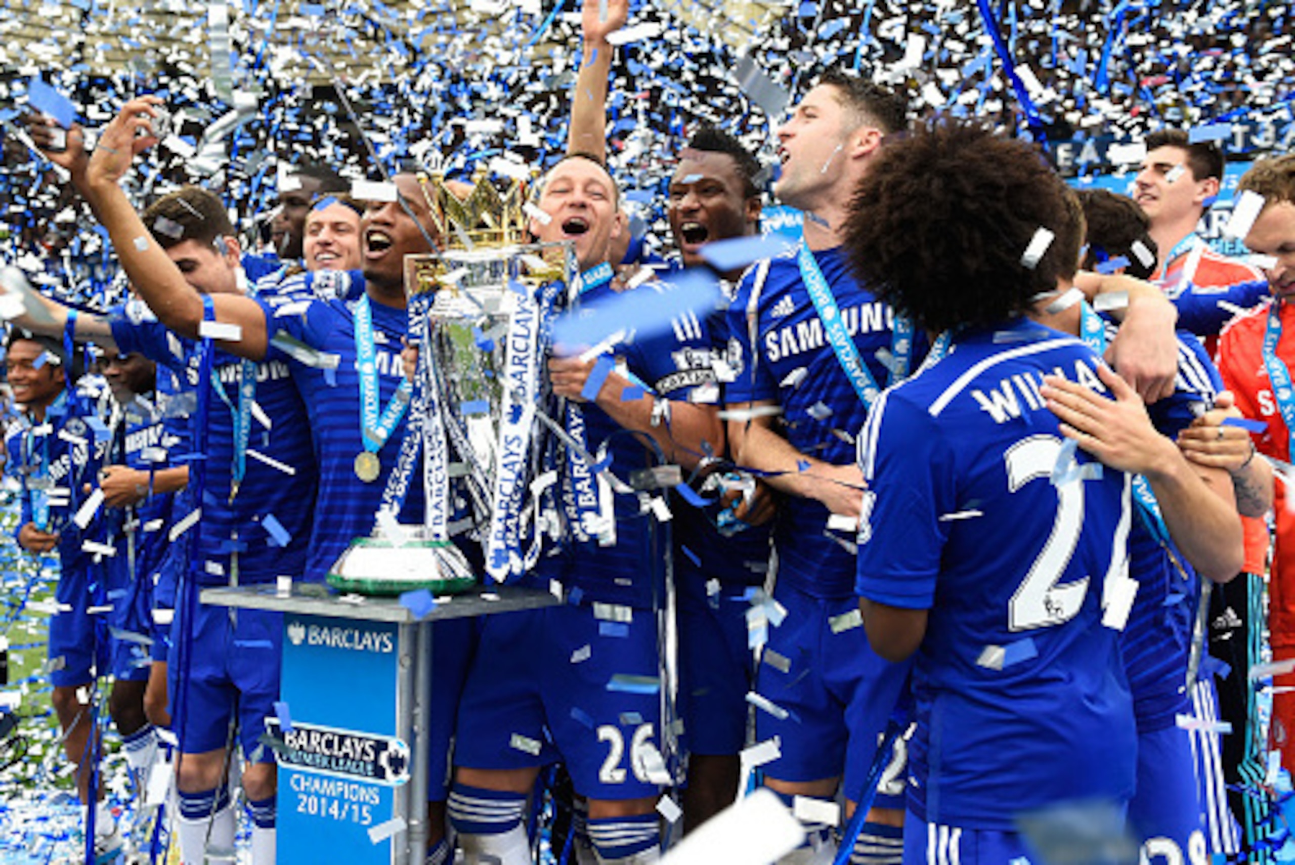 LONDON, ENGLAND - MAY 24:  John Terry of Chelsea celebrates lifts the trophy alongside team mates after the Barclays Premier League match between Chelsea and Sunderland at Stamford Bridge on May 24, 2015 in London, England. Chelsea were crowned Premier Le