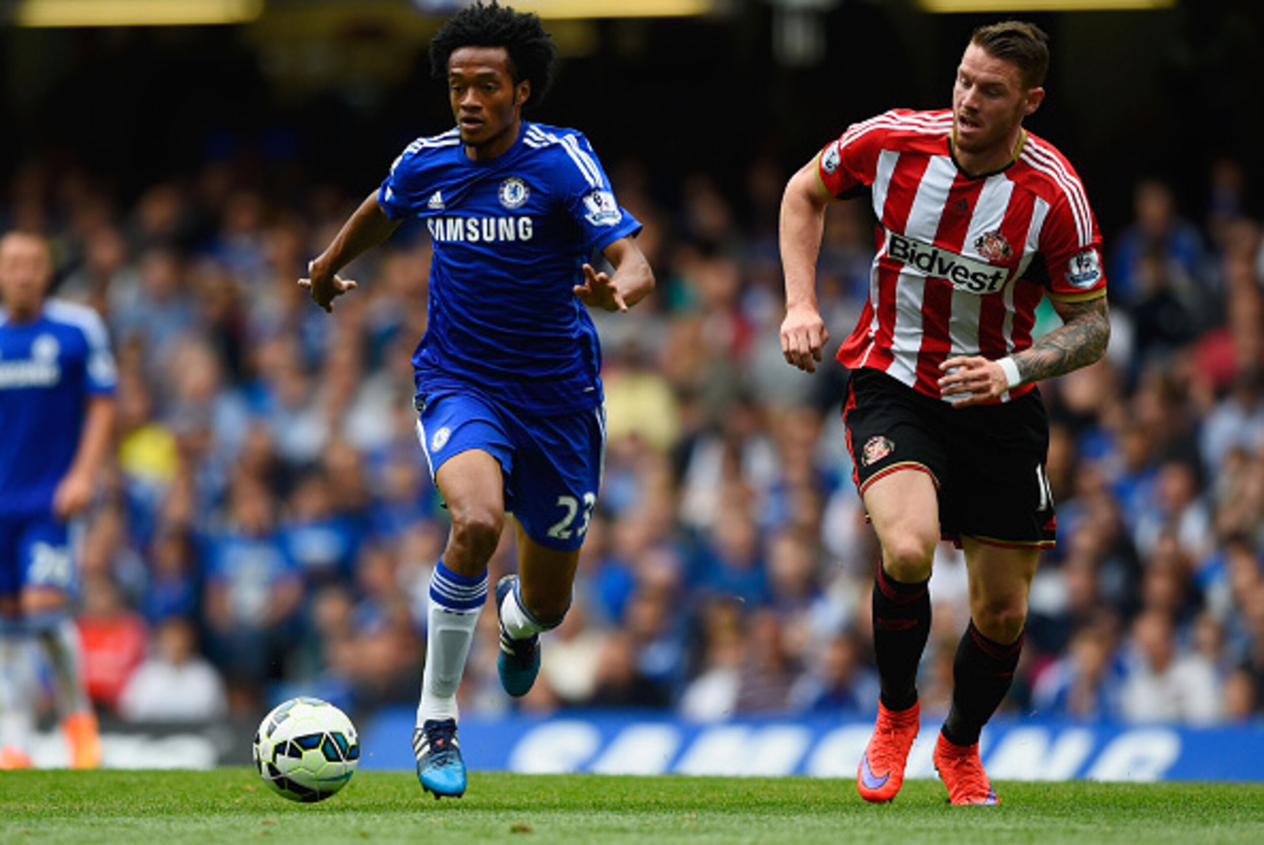 LONDON, ENGLAND - MAY 24:  Juan Cuadrado of Chelsea and Connor Wickham of Sunderland compete for the ball during the Barclays Premier League match between Chelsea and Sunderland at Stamford Bridge on May 24, 2015 in London, England.  (Photo by Mike Hewitt