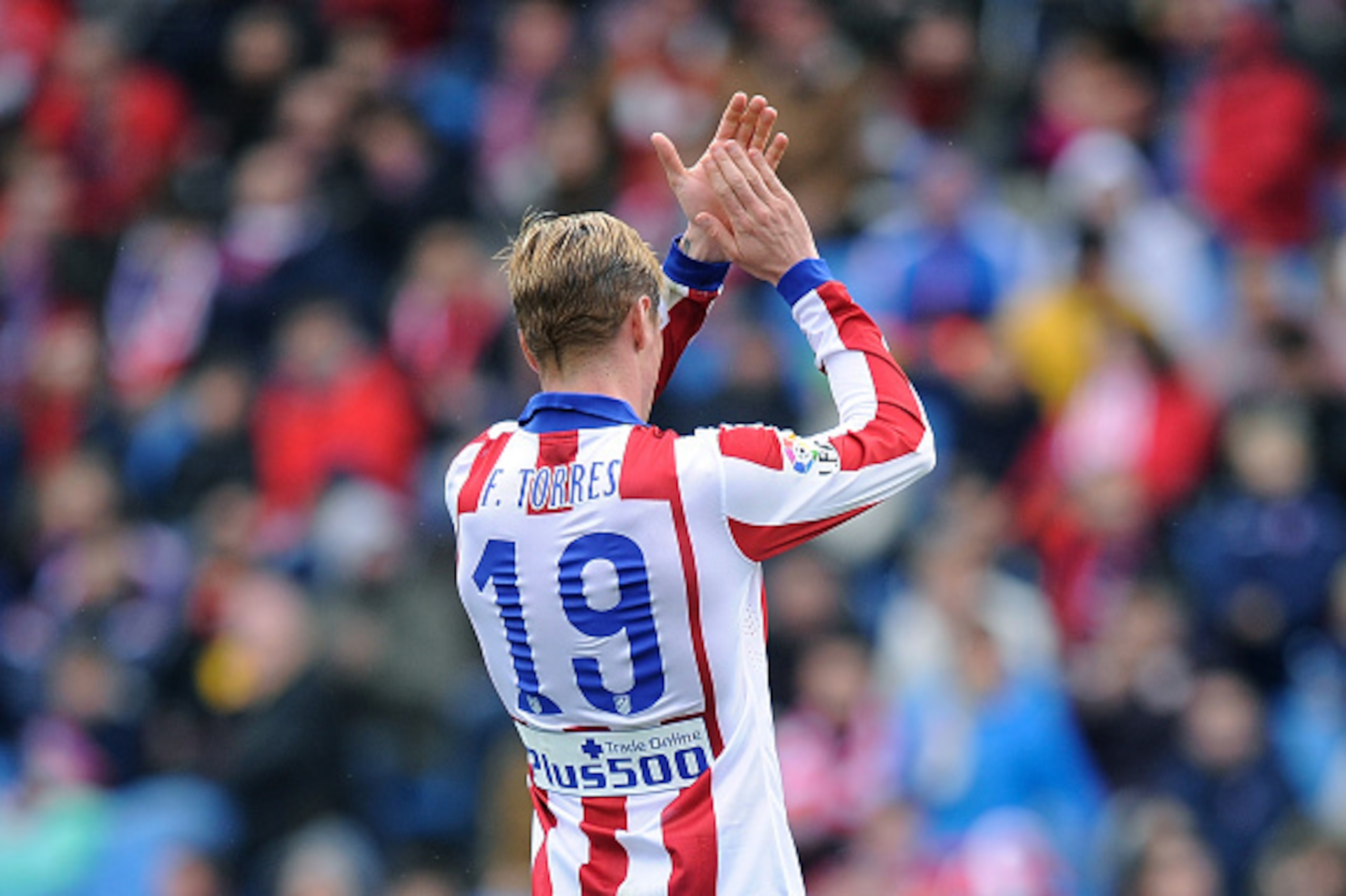 MADRID, SPAIN - MARCH 21: Fernando Torres of Club Atletico de Madrid applauds fans after he is substituted late in the 2nd half of the La Liga match between Club Atletico de Madrid and Getafe CF at Vicente Calderon Stadium on March 21, 2015 in Madrid, Sp MADRID, SPAIN - MARCH 21: Fernando Torres of Club Atletico de Madrid applauds fans after he is substituted late in the 2nd half of the La Liga match between Club Atletico de Madrid and Getafe CF at Vicente Calderon Stadium on March 21, 2015 in Madrid, Sp
