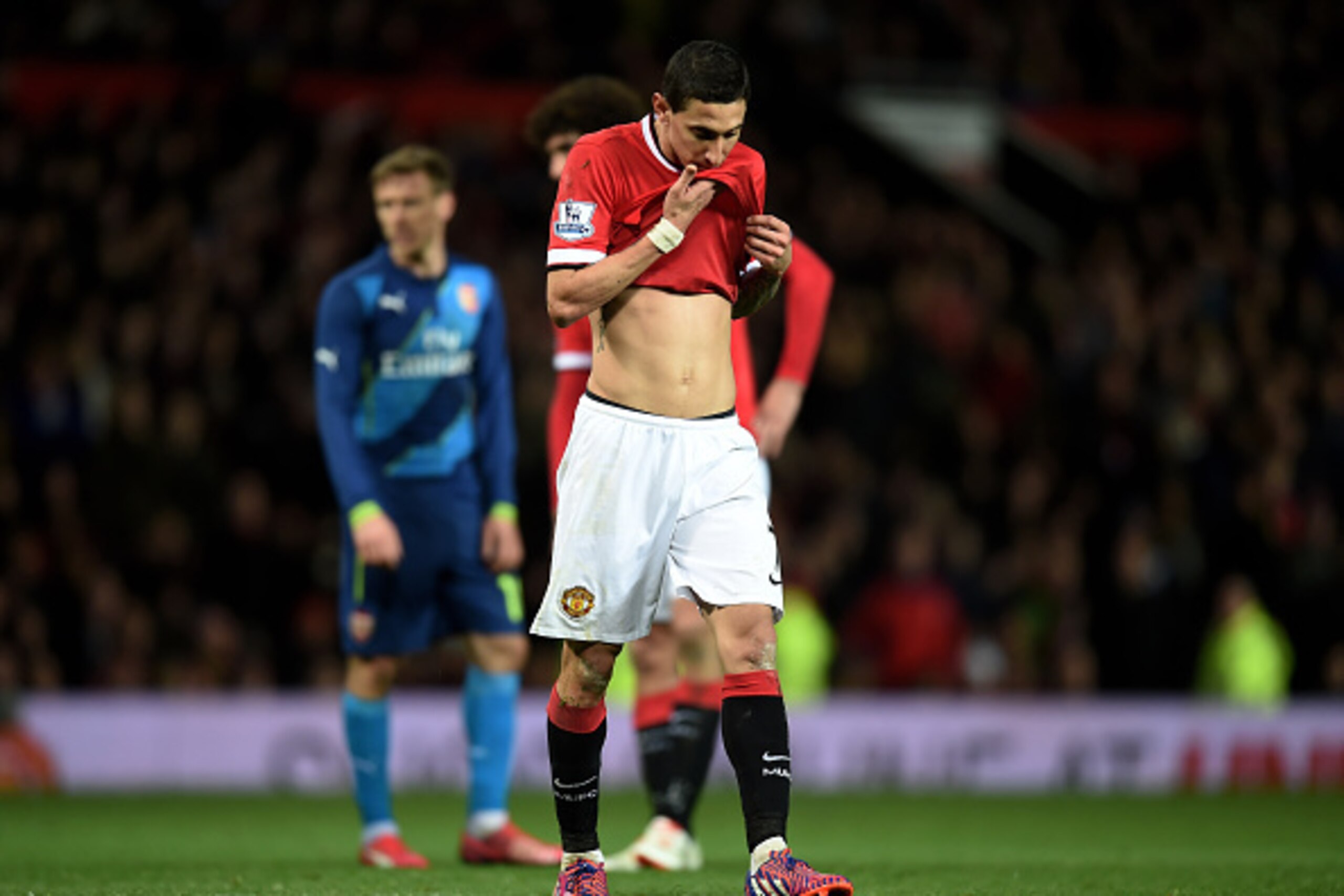 MANCHESTER, ENGLAND - MARCH 09:  A dejected Angel di Maria of Manchester United walks off the pitch after receiving the red card from referee Michael Oliver during the FA Cup Quarter Final match between Manchester United and Arsenal at Old Trafford on Mar
