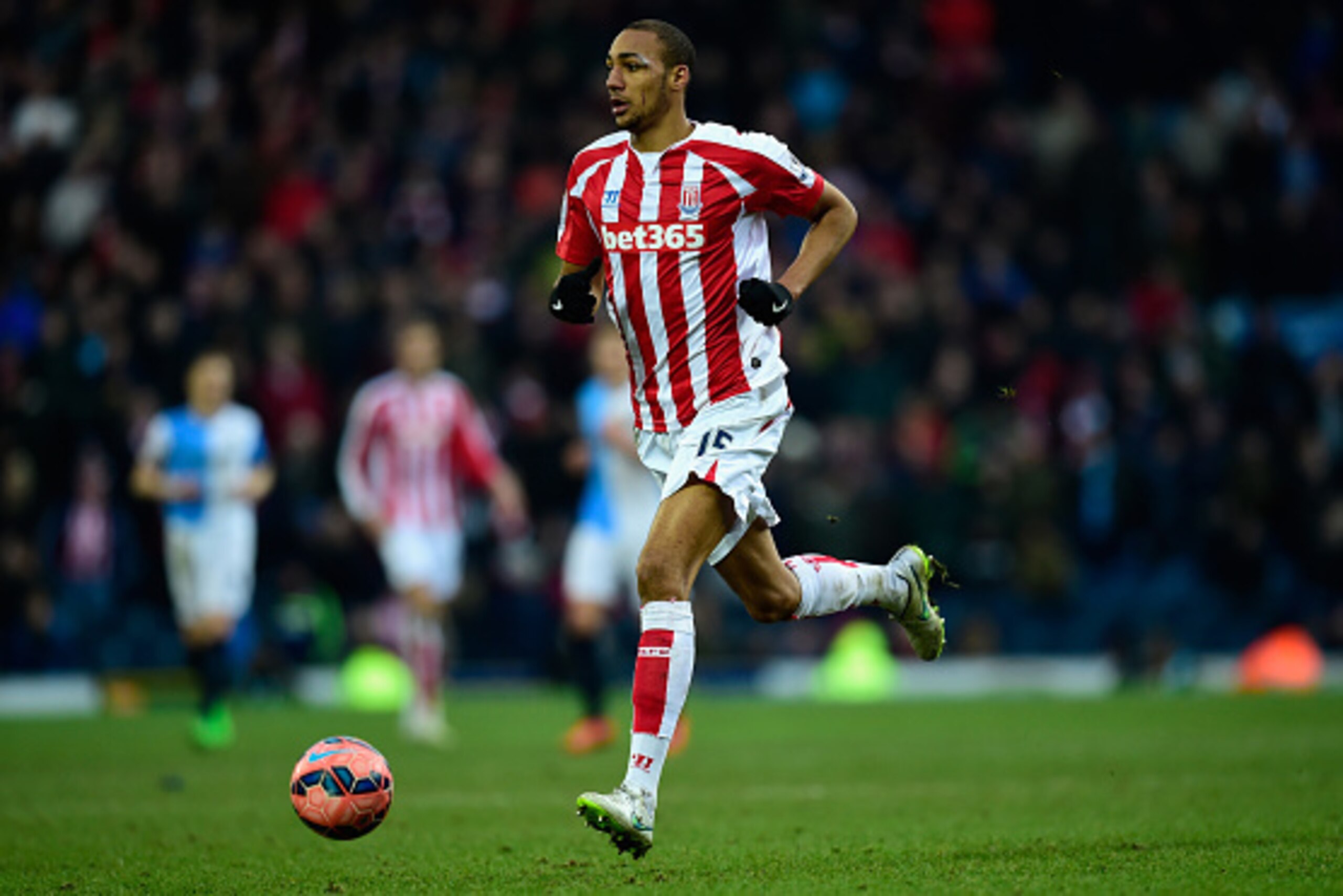 BLACKBURN, ENGLAND - FEBRUARY 14:  Stoke player Steven Nzonzi in action during the FA Cup Fifth round match between Blackburn Rovers and Stoke City at Ewood park on February 14, 2015 in Blackburn, England.  (Photo by Stu Forster/Getty Images)