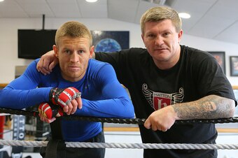 MANCHESTER, ENGLAND - JUNE 18: Ricky Hatton and WBO World Lightweight title challenger Terry Flanagan during a media workout at Hatton Health and Fitness on June 18, 2015 in Manchester, England. (Photo by Dave Thompson/Getty Images)