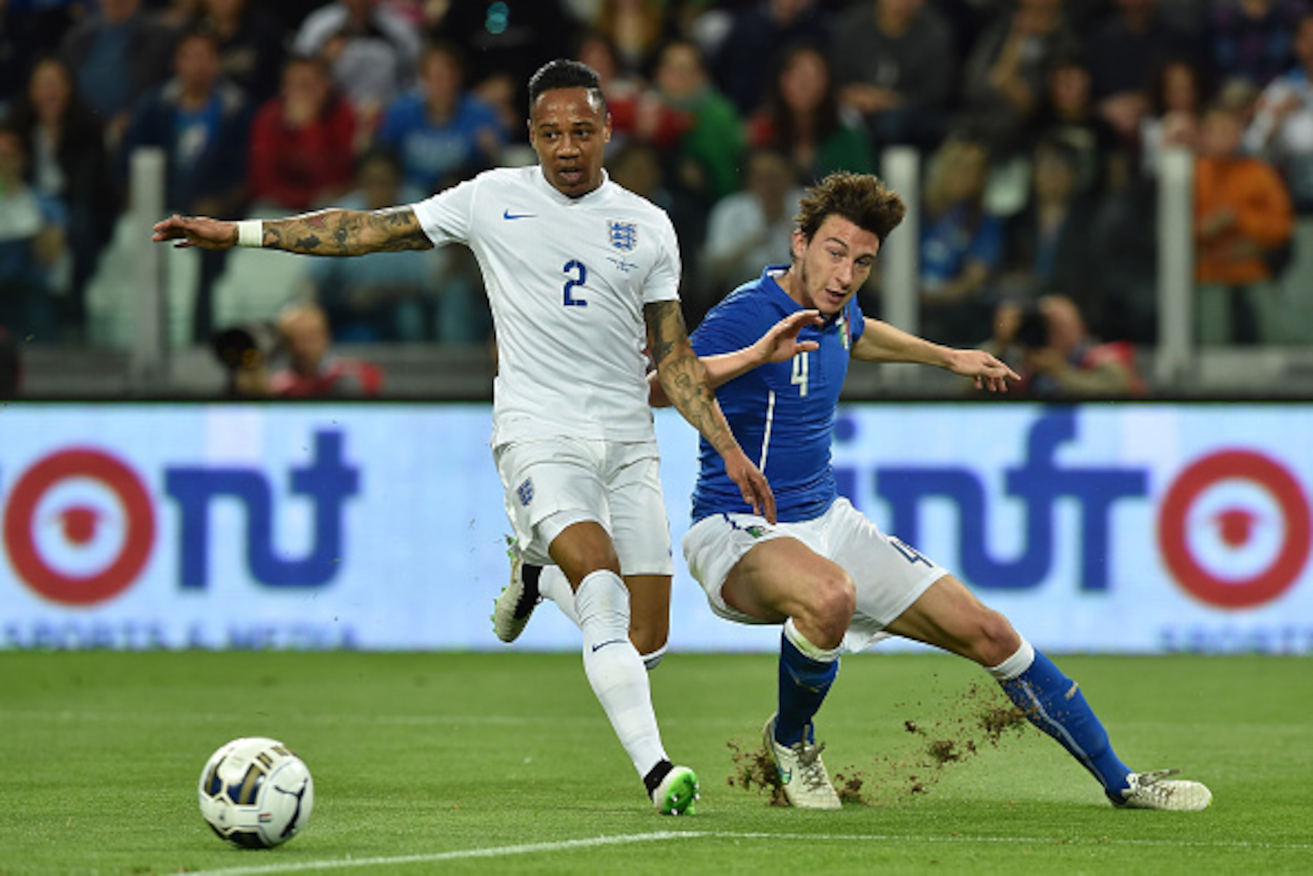 TURIN, ITALY - MARCH 31:  Matteo Darmian (R) of Italy is tackled by Nathaniel Clyne of England during the international friendly match between Italy and England at the Juventus Arena on March 31, 2015 in Turin, Italy.  (Photo by Valerio Pennicino/Getty Im