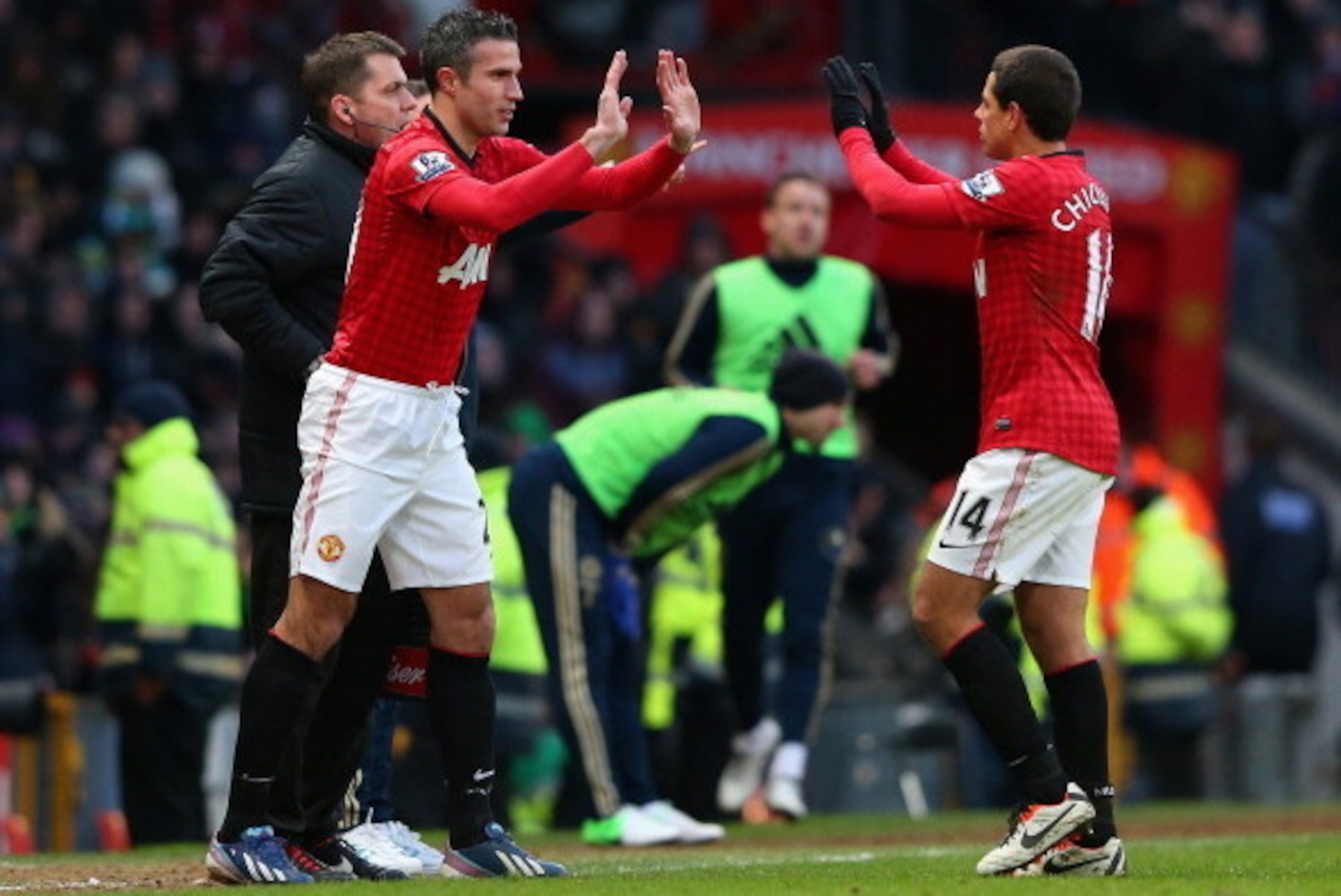 MANCHESTER, ENGLAND - MARCH 10:  Robin van Persie of Manchester United comes on as a substitute for Javier Hernandez (r) during the FA Cup sponsored by Budweiser Sixth Round match between Manchester United and Chelsea at Old Trafford on March 10, 2013 in 