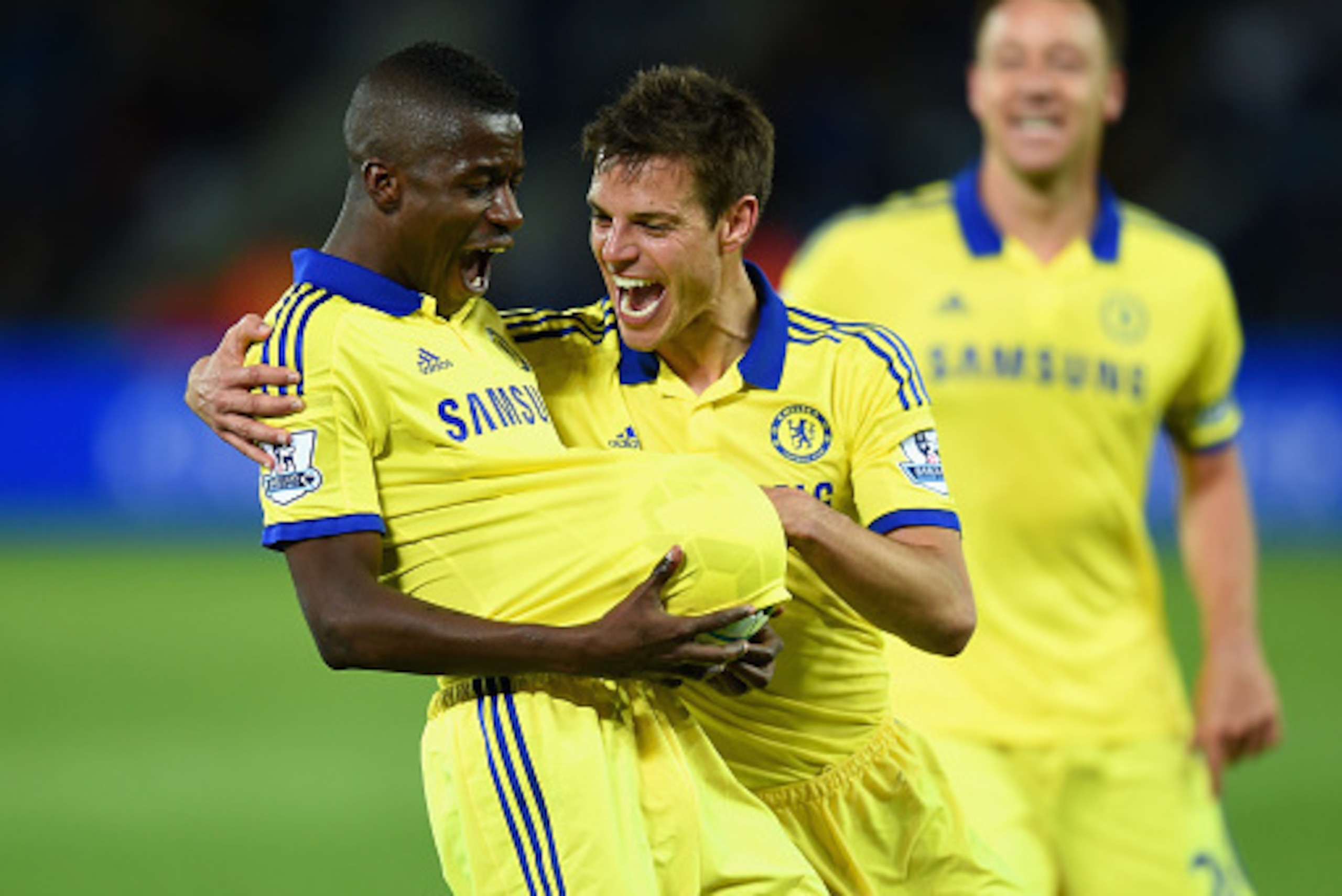 LEICESTER, ENGLAND - APRIL 29: Ramires of Chelsea (L) celebrates scoring their third goal with Cesar Azpilicueta of Chelsea during the Barclays Premier League match between Leicester City and Chelsea at The King Power Stadium on April 29, 2015 in Leices LEICESTER, ENGLAND - APRIL 29: Ramires of Chelsea (L) celebrates scoring their third goal with Cesar Azpilicueta of Chelsea during the Barclays Premier League match between Leicester City and Chelsea at The King Power Stadium on April 29, 2015 in Leices