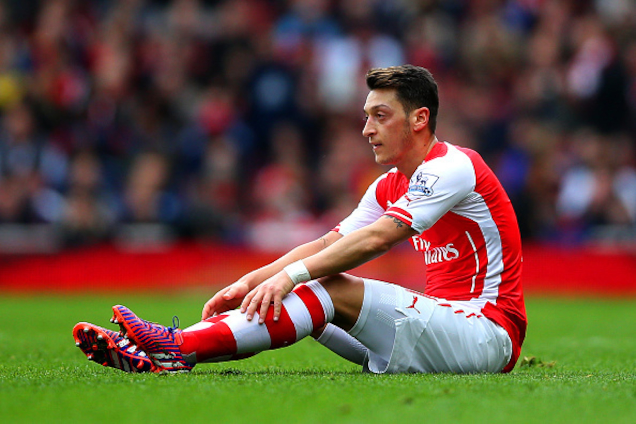LONDON, ENGLAND - APRIL 04:  Mesut Oezil of Arsenal goes to ground during the Barclays Premier League match between Arsenal and Liverpool at Emirates Stadium on April 4, 2015 in London, England.  (Photo by Paul Gilham/Getty Images)