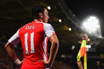HULL, ENGLAND - MAY 04:  Mesut Oezil of Arsenal prepares to take a corner kick during the Barclays Premier League match between Hull City and Arsenal at KC Stadium on May 4, 2015 in Hull, England.  (Photo by Laurence Griffiths/Getty Images)