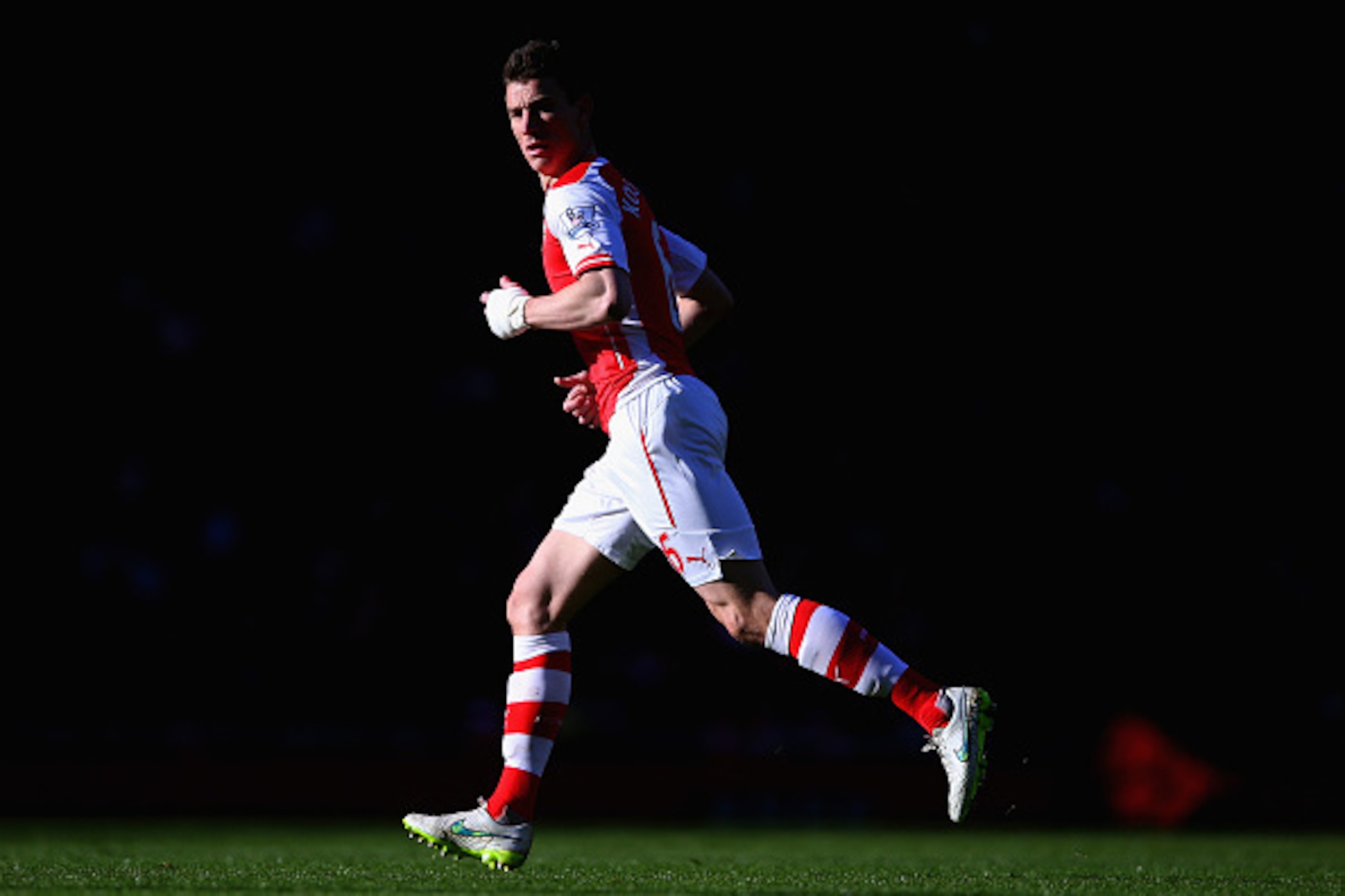 LONDON, ENGLAND - MARCH 01:  Laurent Koscielny of Arsenal in action during the Barclays Premier League match between Arsenal and Everton at Emirates Stadium on March 1, 2015 in London, England.  (Photo by Paul Gilham/Getty Images)