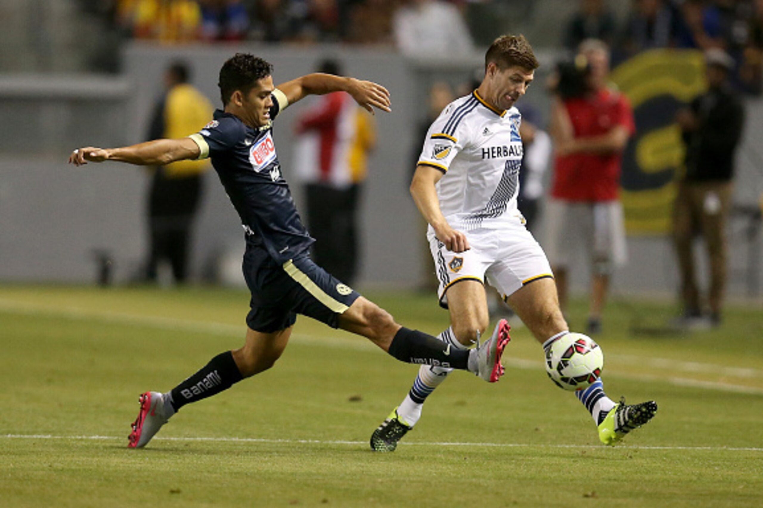 LOS ANGELES, CA - JULY 11:  Steven Gerrard #8 of the Los Angeles Galaxy passes the ball against Andres Andrade #8 of Club America in the International Champions Cup 2015 at StubHub Center on July 11, 2015 in Los Angeles, California.  (Photo by Stephen Dun