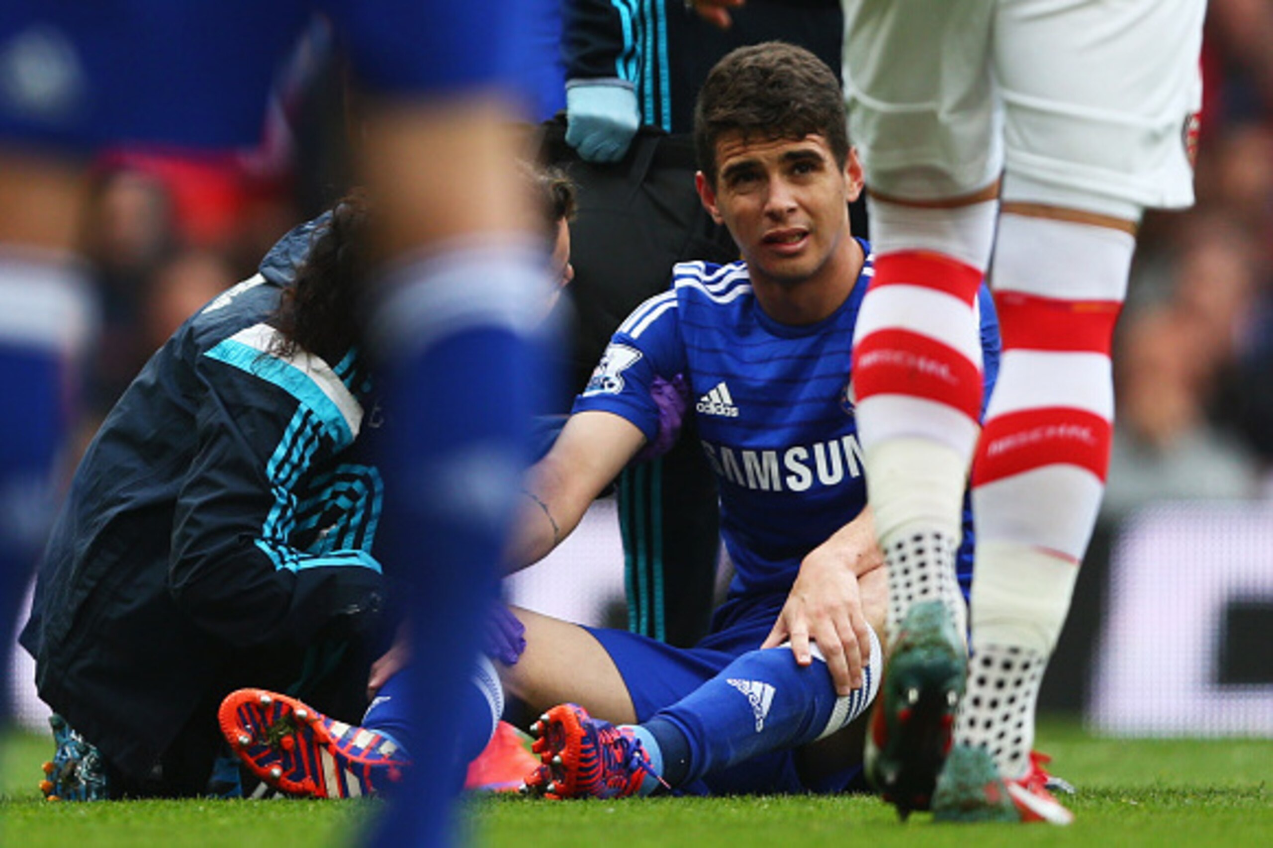 LONDON, ENGLAND - APRIL 26:  Oscar of Chelsea is given treatment during the Barclays Premier League match between Arsenal and Chelsea at Emirates Stadium on April 26, 2015 in London, England.  (Photo by Paul Gilham/Getty Images)