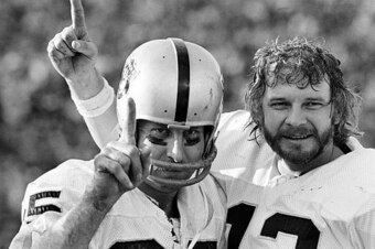 Stabler with a favorite receiving target, Fred Biletnikoff.