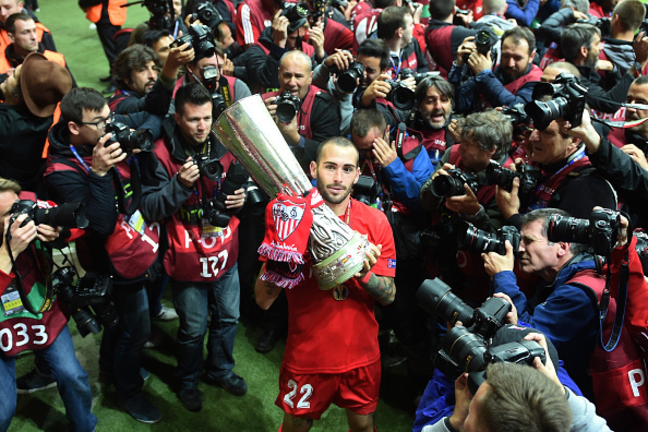 WARSAW, POLAND - MAY 27:  Aleix Vidal of Sevilla lifts the trophy as he celebrates victory after the UEFA Europa League Final match between FC Dnipro Dnipropetrovsk and FC Sevilla on May 27, 2015 in Warsaw, Poland.  (Photo by Michael Regan/Getty Images)
