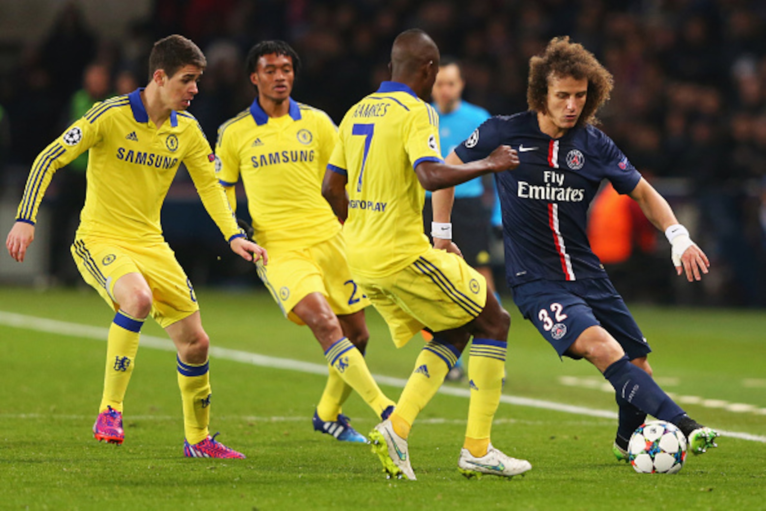 PARIS, FRANCE - FEBRUARY 17:  David Luiz of Paris Saint-Germain is watched by Oscar (L), Juan Cuadrado (2L) and Ramires of Chelsea (3L) during the UEFA Champions League Round of 16 match between Paris Saint-Germain and Chelsea at Parc des Princes on Febru