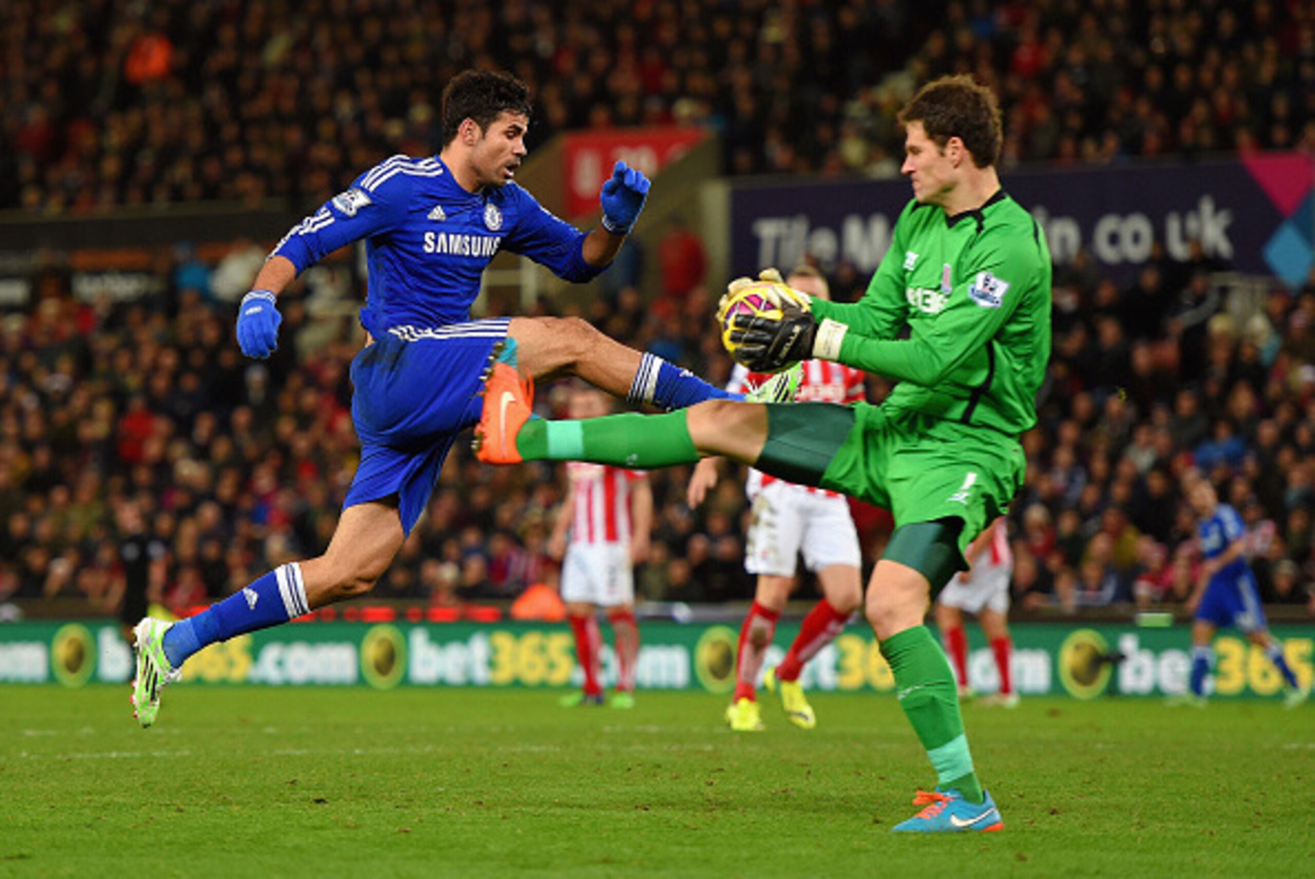 STOKE ON TRENT, ENGLAND - DECEMBER 22:  Asmir Begovic of Stoke City is challenged by Diego Costa of Chelsea during the Barclays Premier League match between Stoke City and Chelsea at Britannia Stadium on December 22, 2014 in Stoke on Trent, England.  (Pho