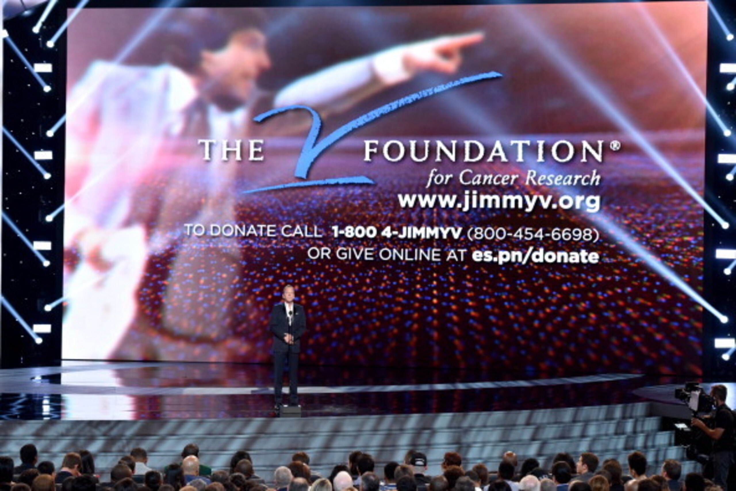 LOS ANGELES, CA - JULY 16:  TV personality Stuart Scott accepts the Jimmy V Perseverance Award onstage during the 2014 ESPYS at Nokia Theatre L.A. Live on July 16, 2014 in Los Angeles, California.  (Photo by Kevin Winter/Getty Images)