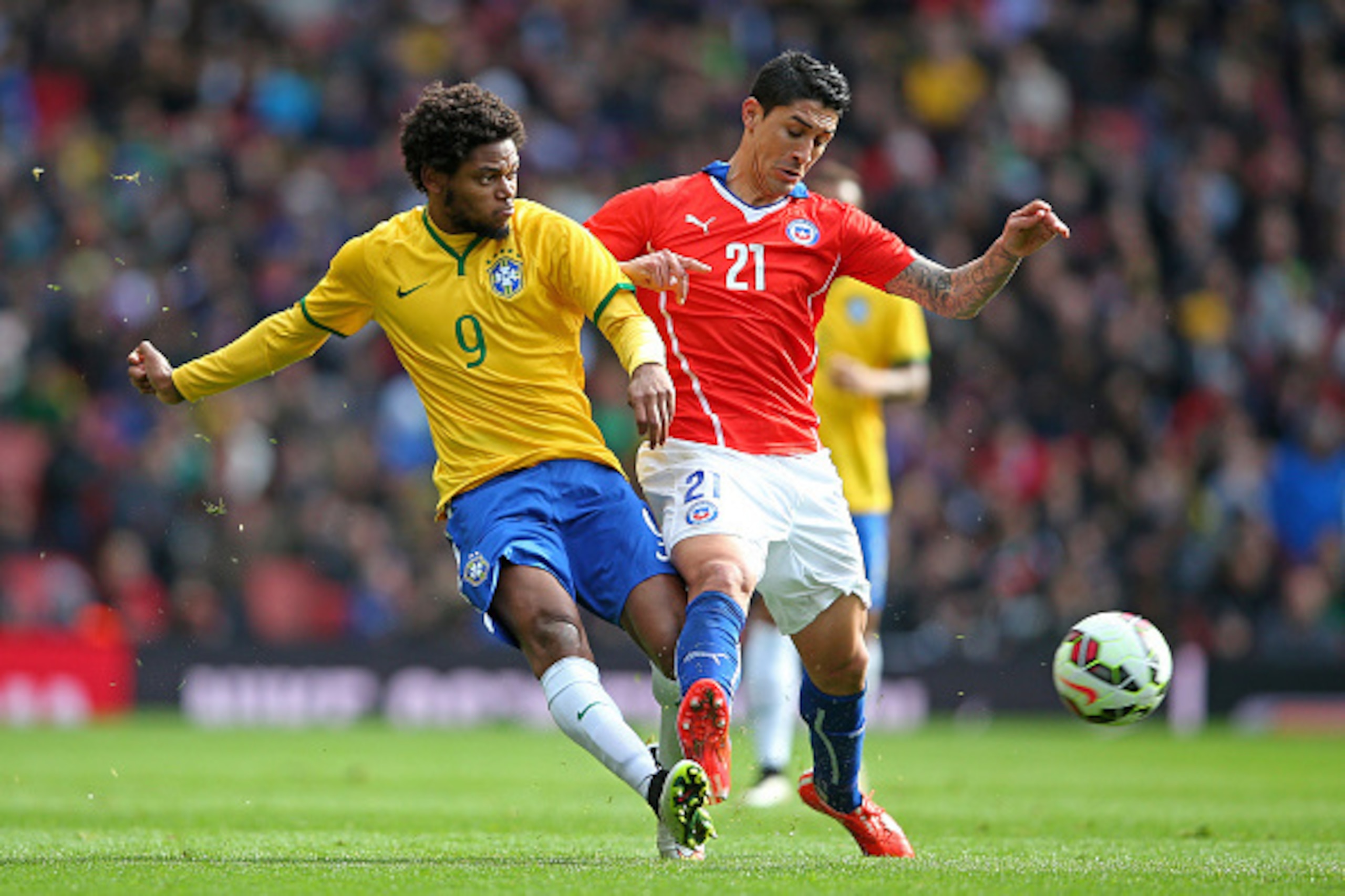 LONDON, ENGLAND - MARCH 29:  Luiz Adriano of Brazil is challenged by Pablo Hernandez of Chile during the international friendly match between Brazil and Chile at the Emirates Stadium on March 29, 2015 in London, England.  (Photo by Paul Gilham/Getty Image