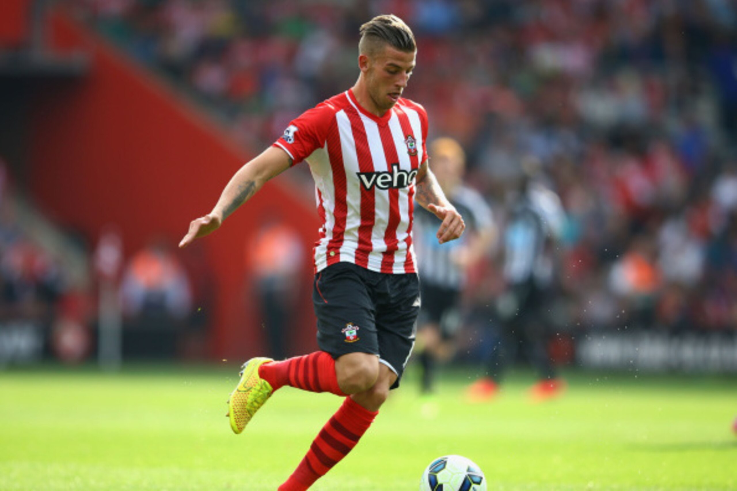 SOUTHAMPTON, ENGLAND - SEPTEMBER 13:  Toby Alderweireld of Southampton in action during the Barclays Premier League match between Southampton and Newcastle United at St Mary's Stadium on September 13, 2014 in Southampton, England.  (Photo by Richard Heath