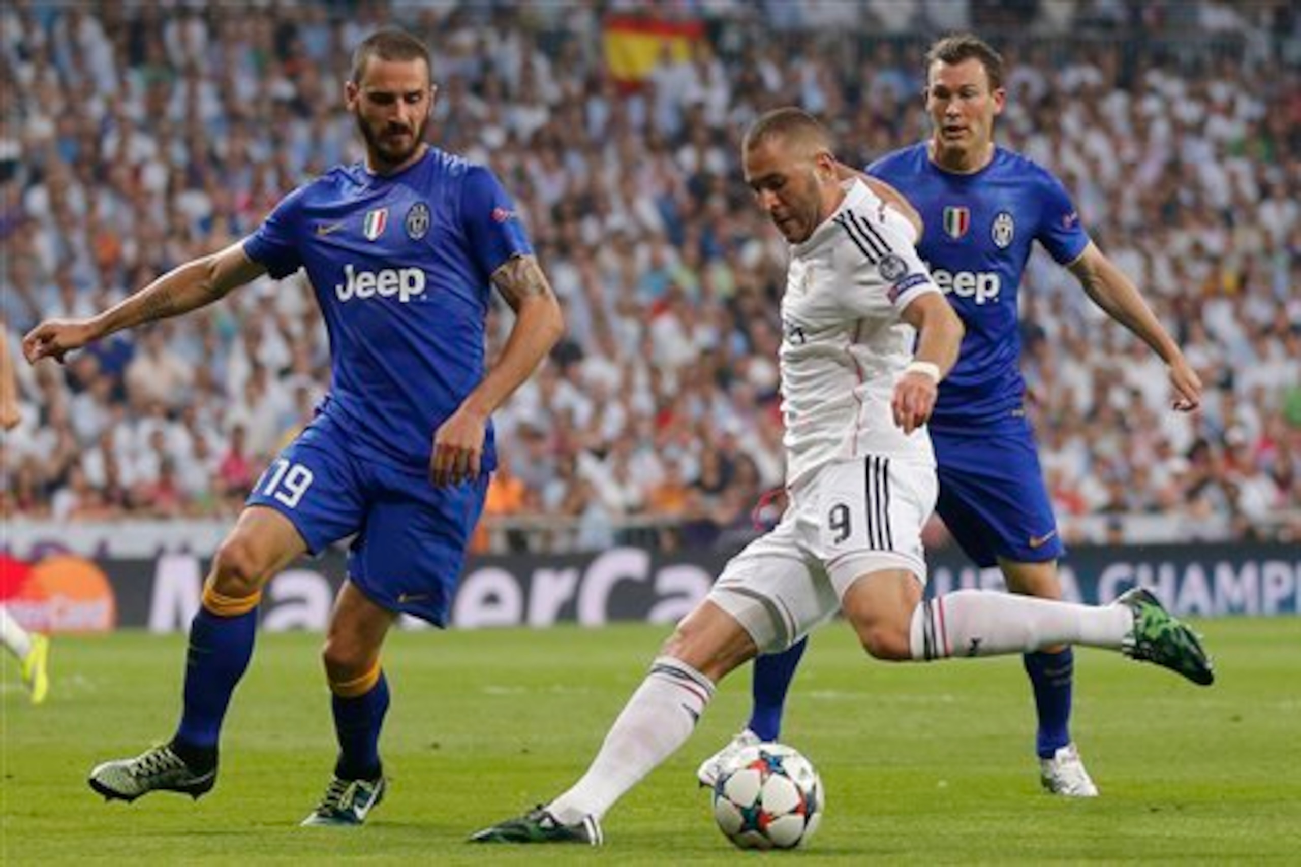 Benzema does an excellent, underrated job at the point of the Real Madrid attack.