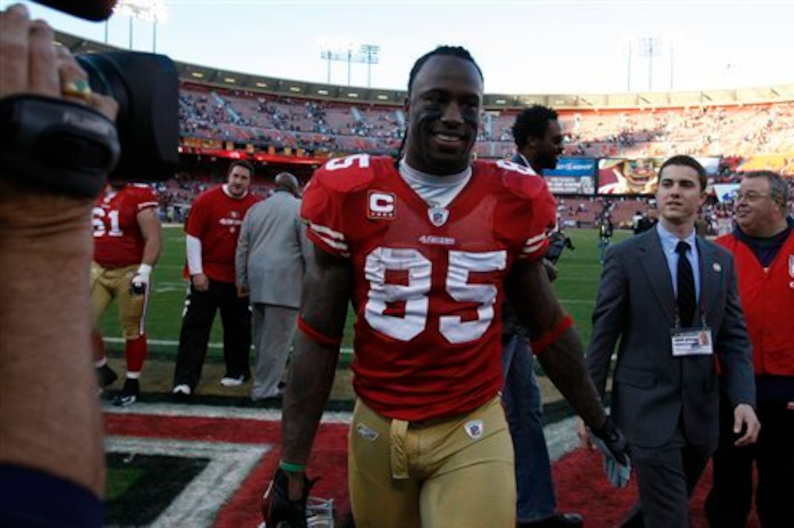 Vernon Davis has had higher highs, but less longevity than Brent Jones. Vernon Davis has had higher highs, but less longevity than Brent Jones.