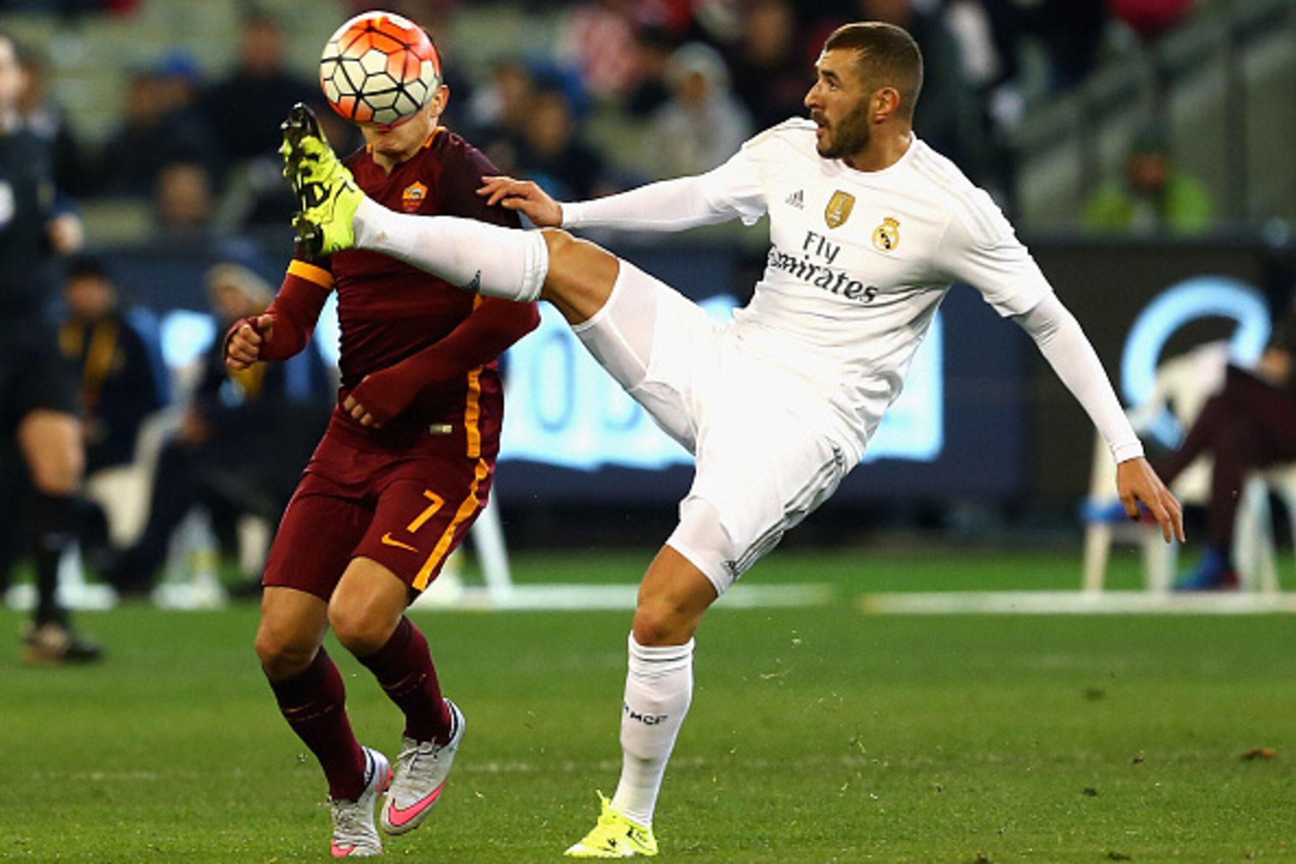 MELBOURNE, AUSTRALIA - JULY 18: Karim Benzema of Real Madrid controls the ball during the International Champions Cup friendly match between Real Madrid and AS Roma at the Melbourne Cricket Ground on July 18, 2015 in Melbourne, Australia. (Photo by Robe MELBOURNE, AUSTRALIA - JULY 18: Karim Benzema of Real Madrid controls the ball during the International Champions Cup friendly match between Real Madrid and AS Roma at the Melbourne Cricket Ground on July 18, 2015 in Melbourne, Australia. (Photo by Robe