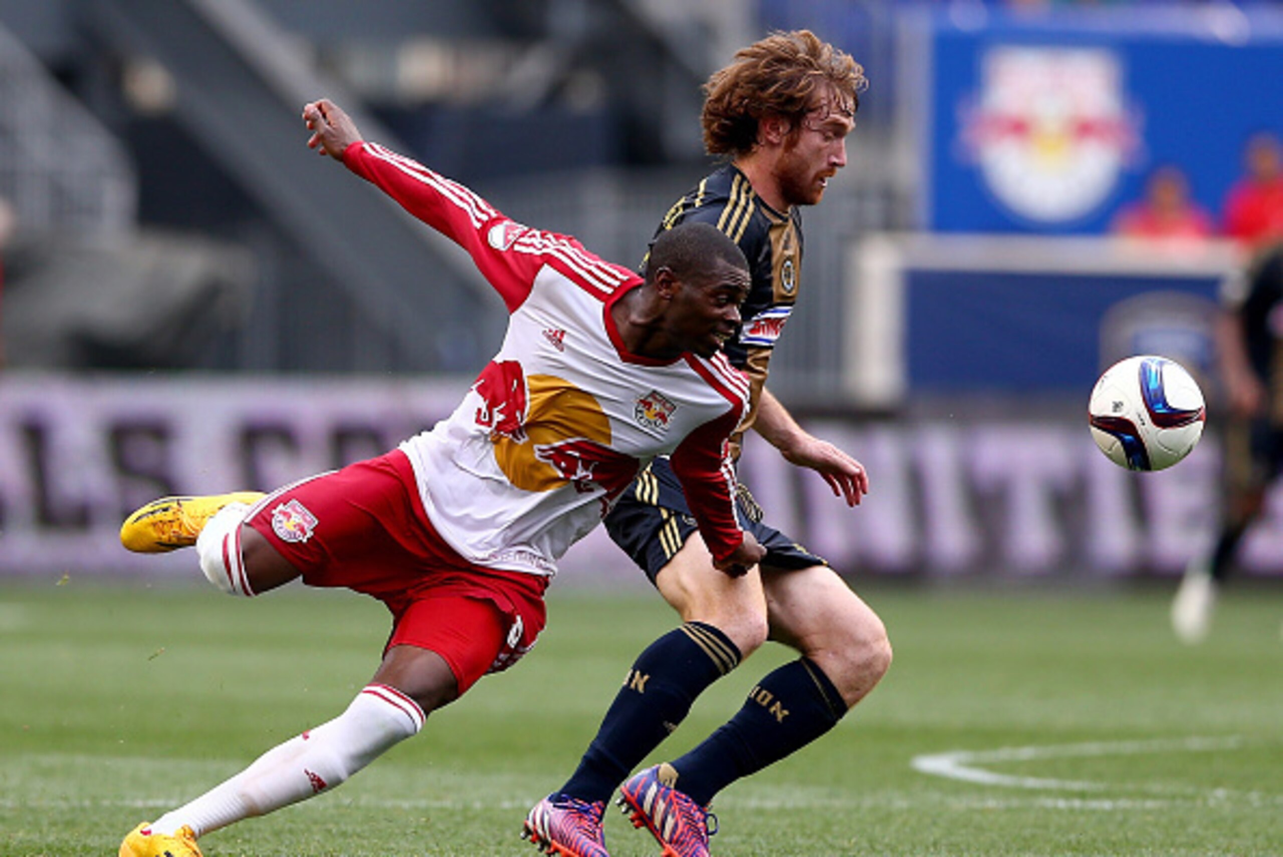 HARRISON, NJ - JULY 21:  Anthony Wallace #6 of the New York Red Bulls and Fernando Aristeguieta #18 of the Philadelphia Union fight for the ball during the U.S. Open Cup at Red Bull Arena on July 21, 2015 in Harrison, New Jersey.The Philadelphia Union def
