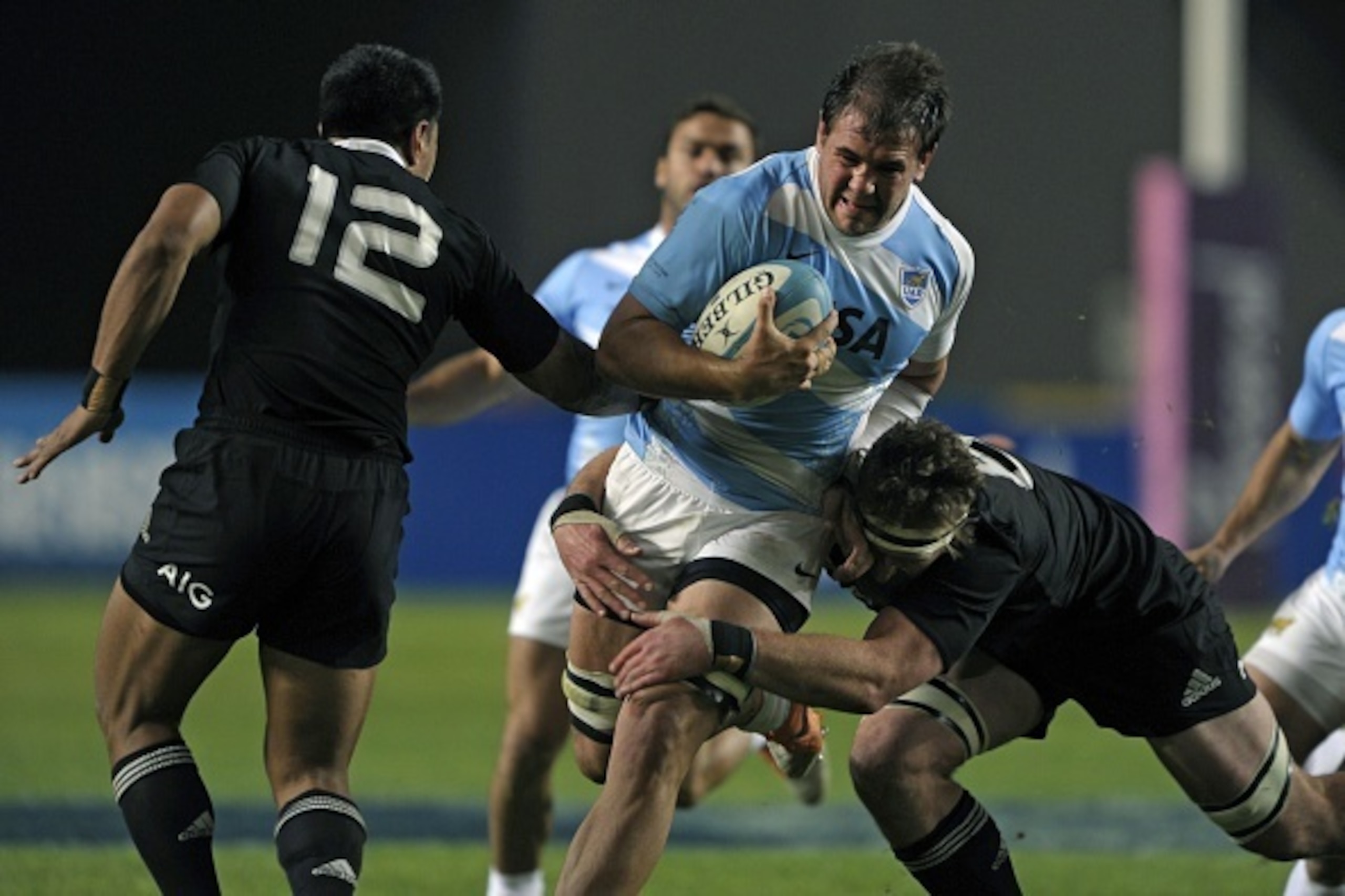 Argentina's Los Pumas' flanker Benjamin Macome (C) vies for the ball with New Zealand's All Blacks' N8 Kieran Read (R) and centre Malakai Fekitoa during their Rugby Championship fifth round match at La Plata stadium in La Plata, Argentina on September 27 Argentina's Los Pumas' flanker Benjamin Macome (C) vies for the ball with New Zealand's All Blacks' N8 Kieran Read (R) and centre Malakai Fekitoa during their Rugby Championship fifth round match at La Plata stadium in La Plata, Argentina on September 27