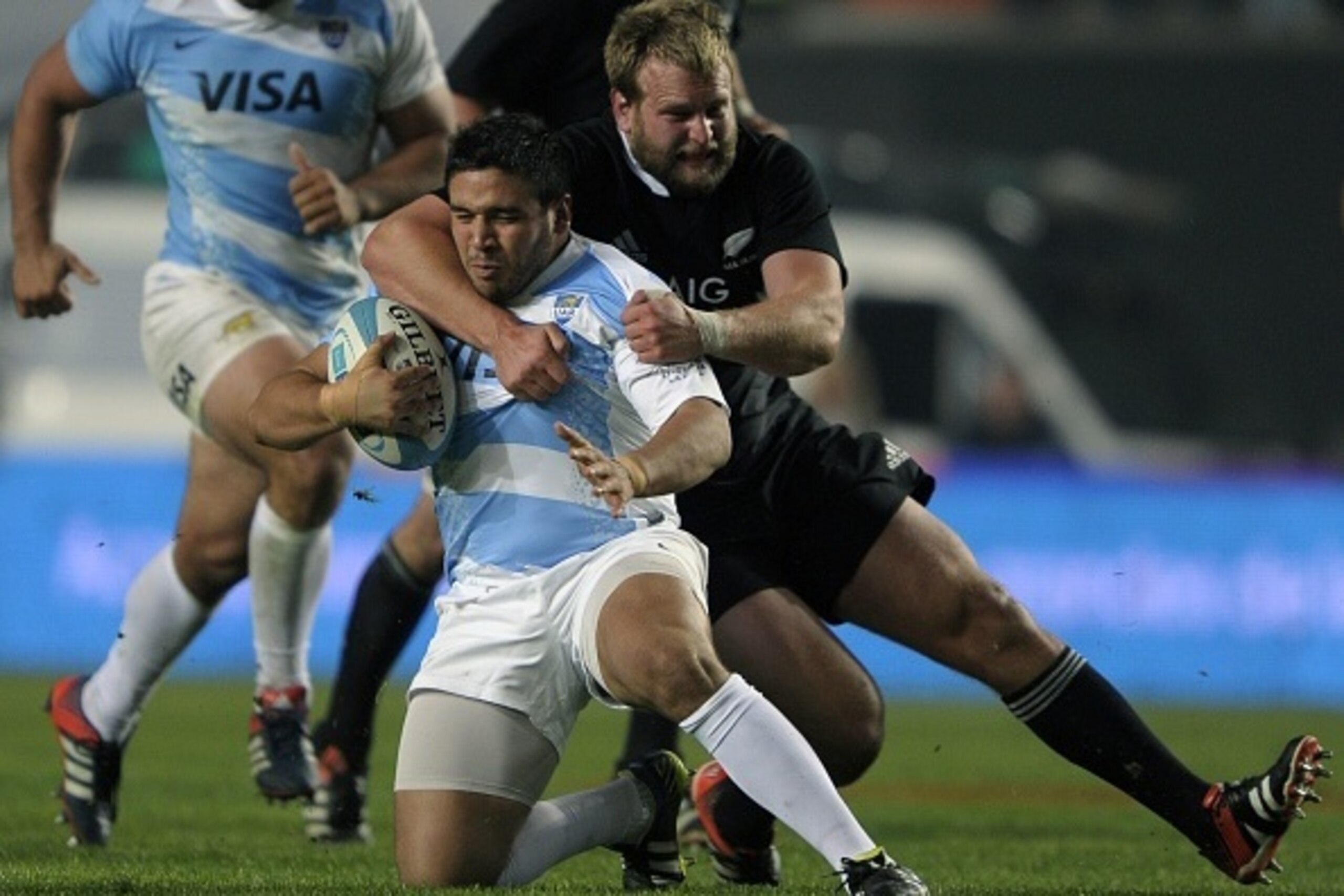 Argentina's Los Pumas' prop/hooker Lucas Noguera (C) vies for the ball with New Zealand's All Blacks' prop Joe Moody (C-R) during their Rugby Championship fifth round match at La Plata stadium in La Plata, Argentina on September 27, 2014. AFP PHOTO / AL Argentina's Los Pumas' prop/hooker Lucas Noguera (C) vies for the ball with New Zealand's All Blacks' prop Joe Moody (C-R) during their Rugby Championship fifth round match at La Plata stadium in La Plata, Argentina on September 27, 2014. AFP PHOTO / AL