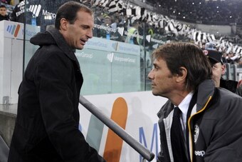 AC Milan's coach Massimiliano Allegri (L) and Juventus' coach Antonio Conte are pictured during the Serie A football match Juventus vs AC Milan on October 6, 2013 in Turin. AFP PHOTO / ALBERTO LINGRIA        (Photo credit should read ALBERTO LINGRIA/AFP/G