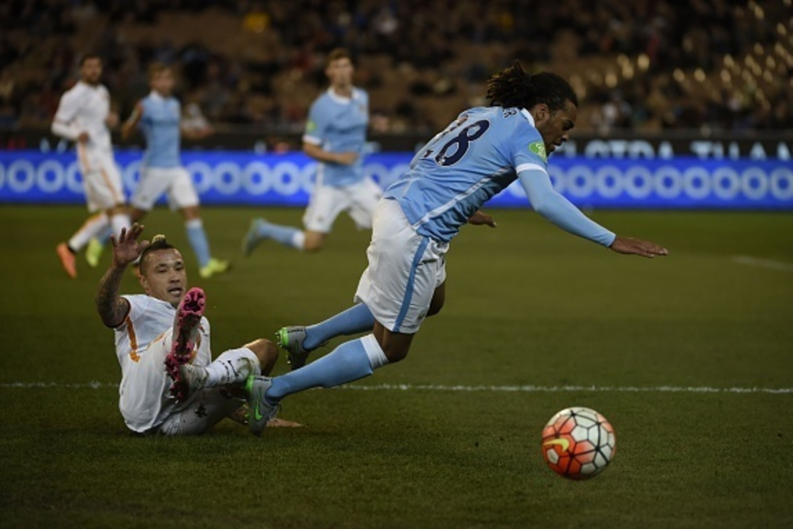 Radja Nainggolan of AS Roma (L) fights for the ball with Jason Denayer of Manchester City (R) during the International Champions Cup football match between English Premier League team Manchester City and Italian side AS Roma in Melbourne on July 21, 2015. Radja Nainggolan of AS Roma (L) fights for the ball with Jason Denayer of Manchester City (R) during the International Champions Cup football match between English Premier League team Manchester City and Italian side AS Roma in Melbourne on July 21, 2015.