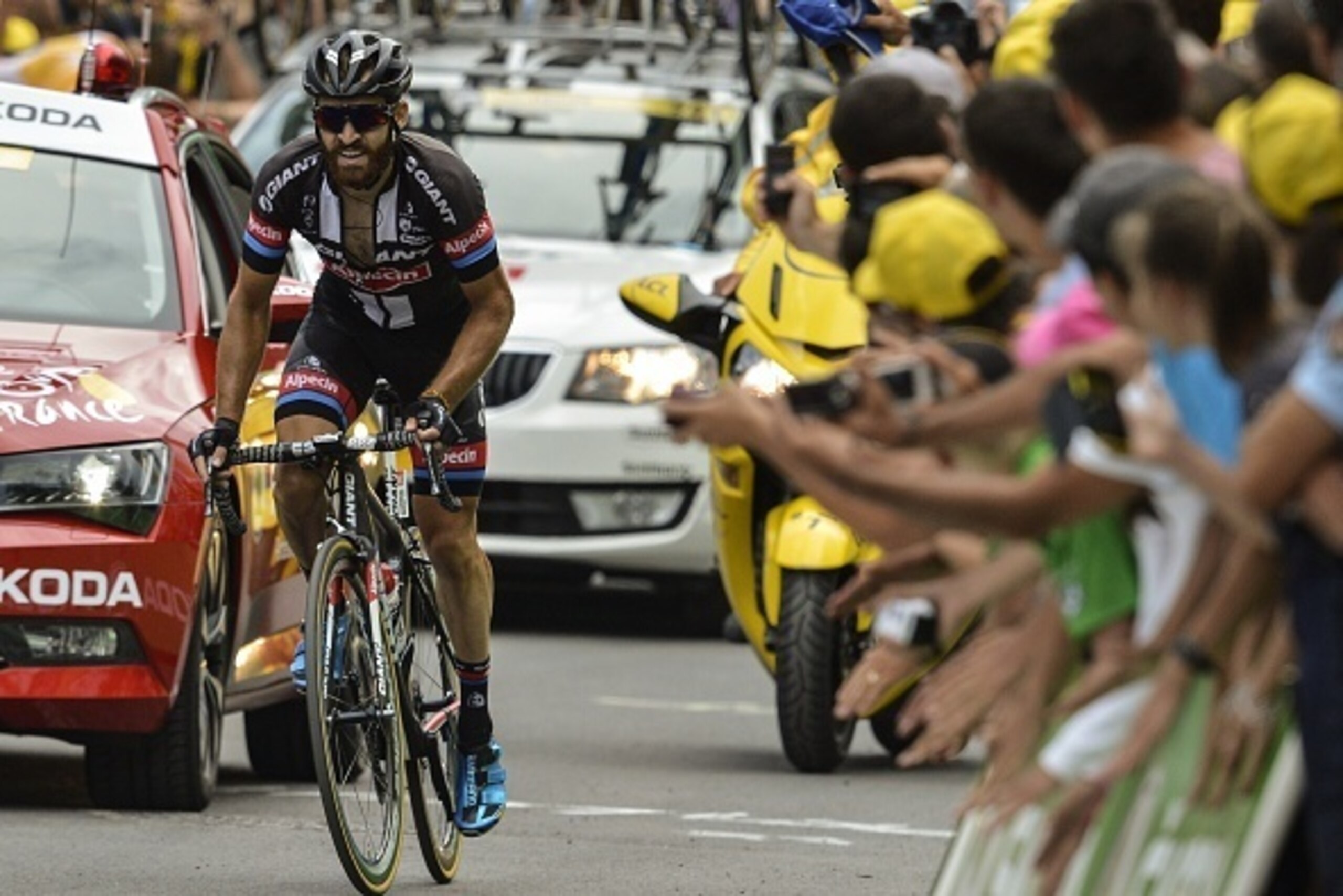 Germany's Simon Geschke sprints to win the 161 km seventeenth stage of the 102nd edition of the Tour de France cycling race on July 22, 2015, between Digne-les-Bains and Pra Loup, southeastern France.   AFP PHOTO / JEFF PACHOUD        (Photo credit should