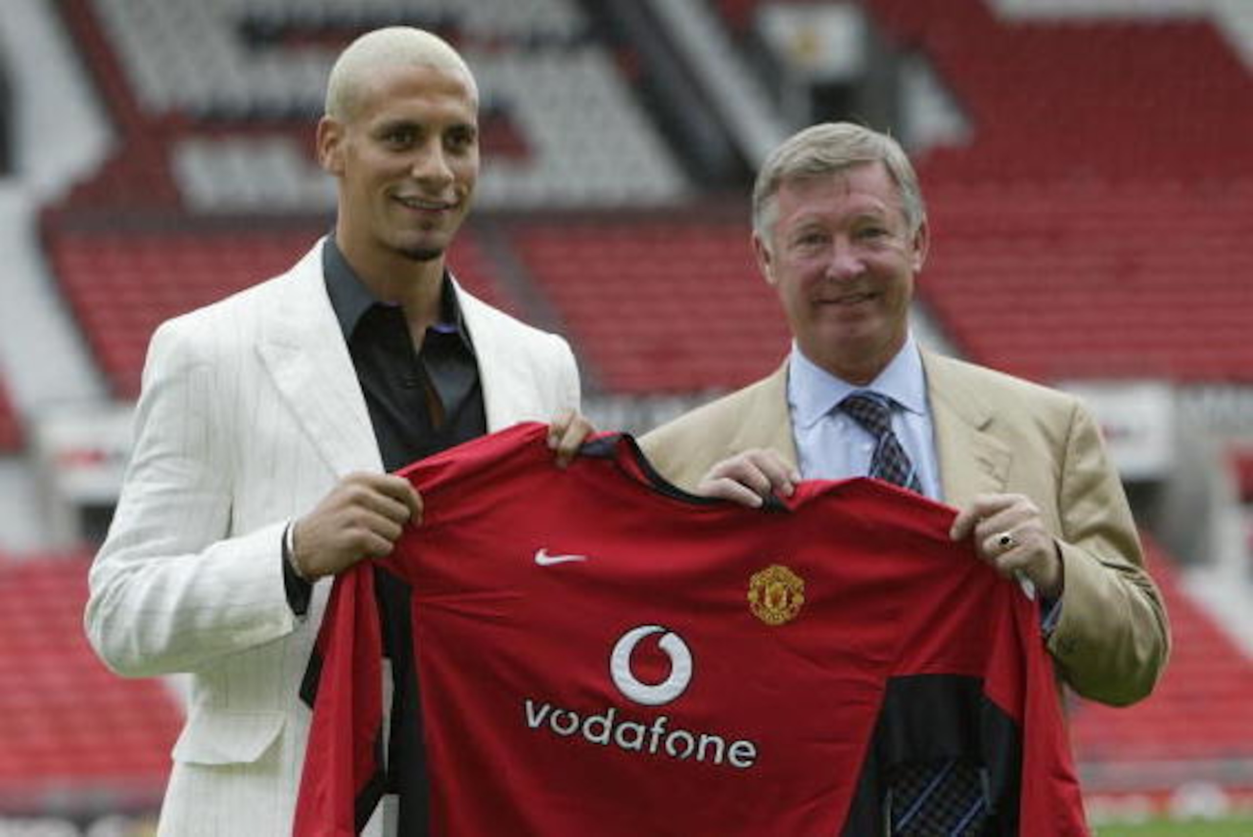 MANCHESTER - JULY 22: Manchester United manager, Alex Ferguson, with new signing Rio Ferdinand at a press conference at Old Trafford, Manchester, England on July 22, 2002. (Photo by Alex Livesey/Getty Images) MANCHESTER - JULY 22: Manchester United manager, Alex Ferguson, with new signing Rio Ferdinand at a press conference at Old Trafford, Manchester, England on July 22, 2002. (Photo by Alex Livesey/Getty Images)