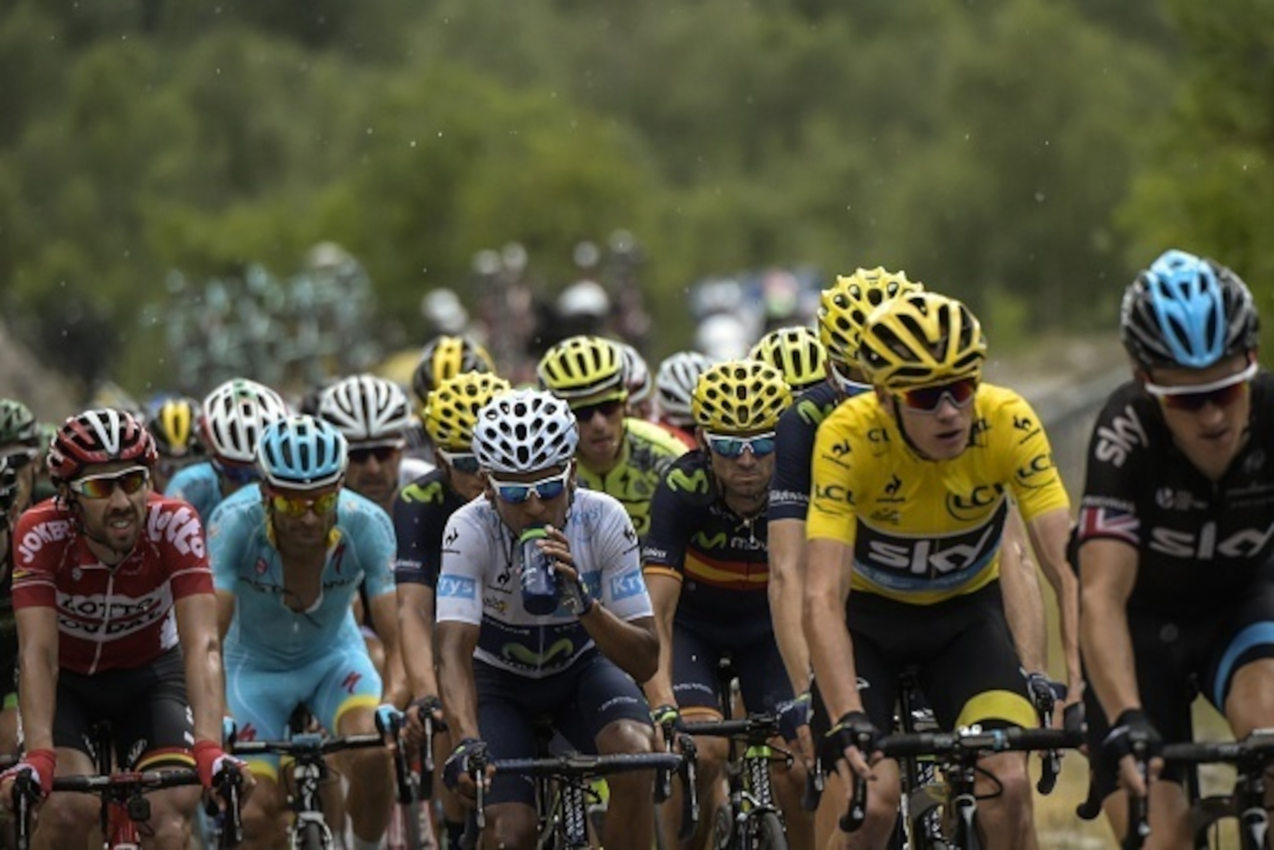 (From R) Great Britain's Geraint Thomas, Great Britain's Christopher Froome (3rdL), wearing the overall leader's yellow jersey, Spain's Alejandro Valverde, Colombia's Nairo Quintana, wearing the best young's white jersey and Belgium's Thomas De Gendt ride (From R) Great Britain's Geraint Thomas, Great Britain's Christopher Froome (3rdL), wearing the overall leader's yellow jersey, Spain's Alejandro Valverde, Colombia's Nairo Quintana, wearing the best young's white jersey and Belgium's Thomas De Gendt ride