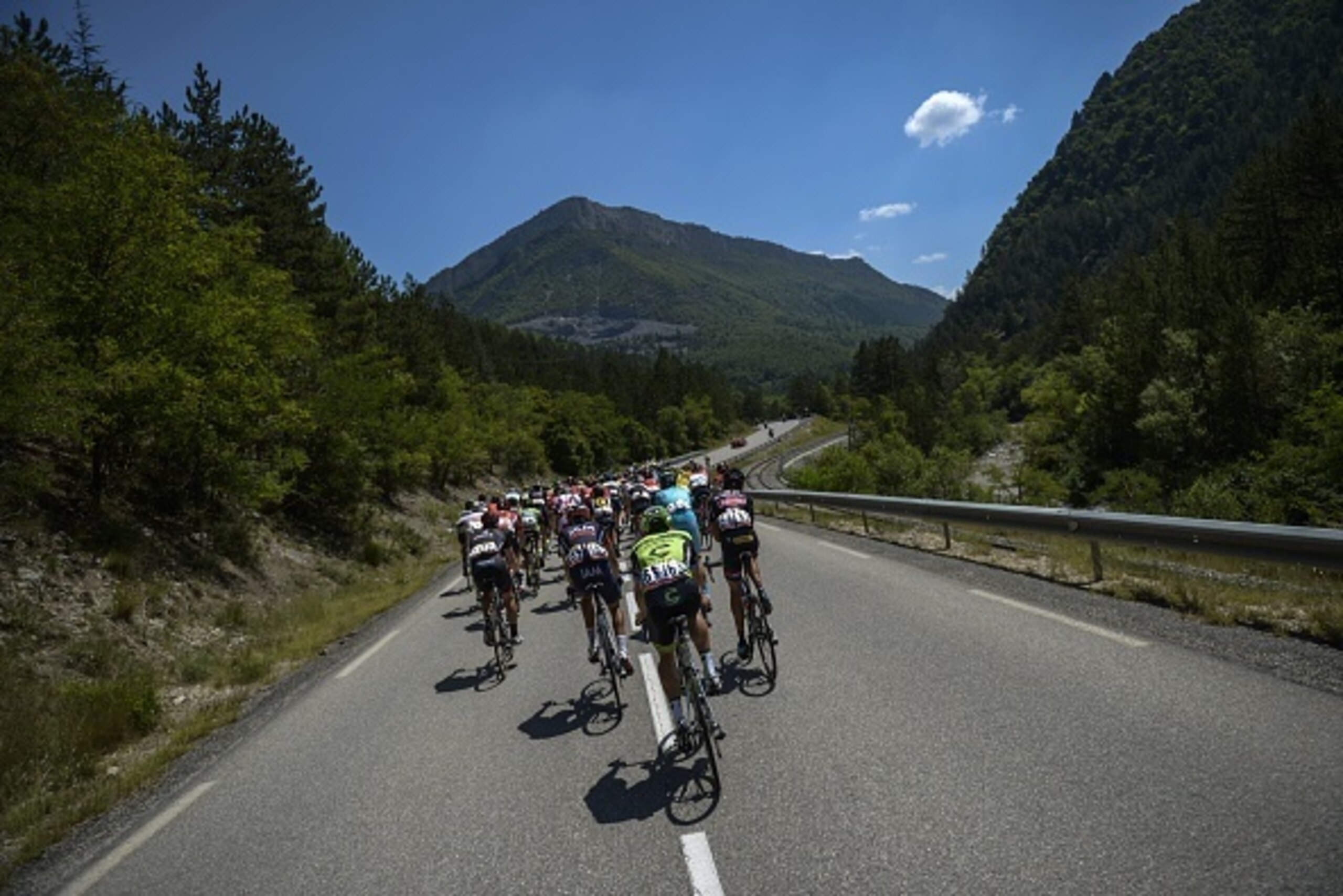 The pack rides during the 161 km seventeenth stage of the 102nd edition of the Tour de France cycling race on July 22, 2015, between Digne-les-Bains and Pra Loup, southeastern France. AFP PHOTO / LIONEL BONAVENTURE (Photo credit should read LIONEL The pack rides during the 161 km seventeenth stage of the 102nd edition of the Tour de France cycling race on July 22, 2015, between Digne-les-Bains and Pra Loup, southeastern France. AFP PHOTO / LIONEL BONAVENTURE (Photo credit should read LIONEL