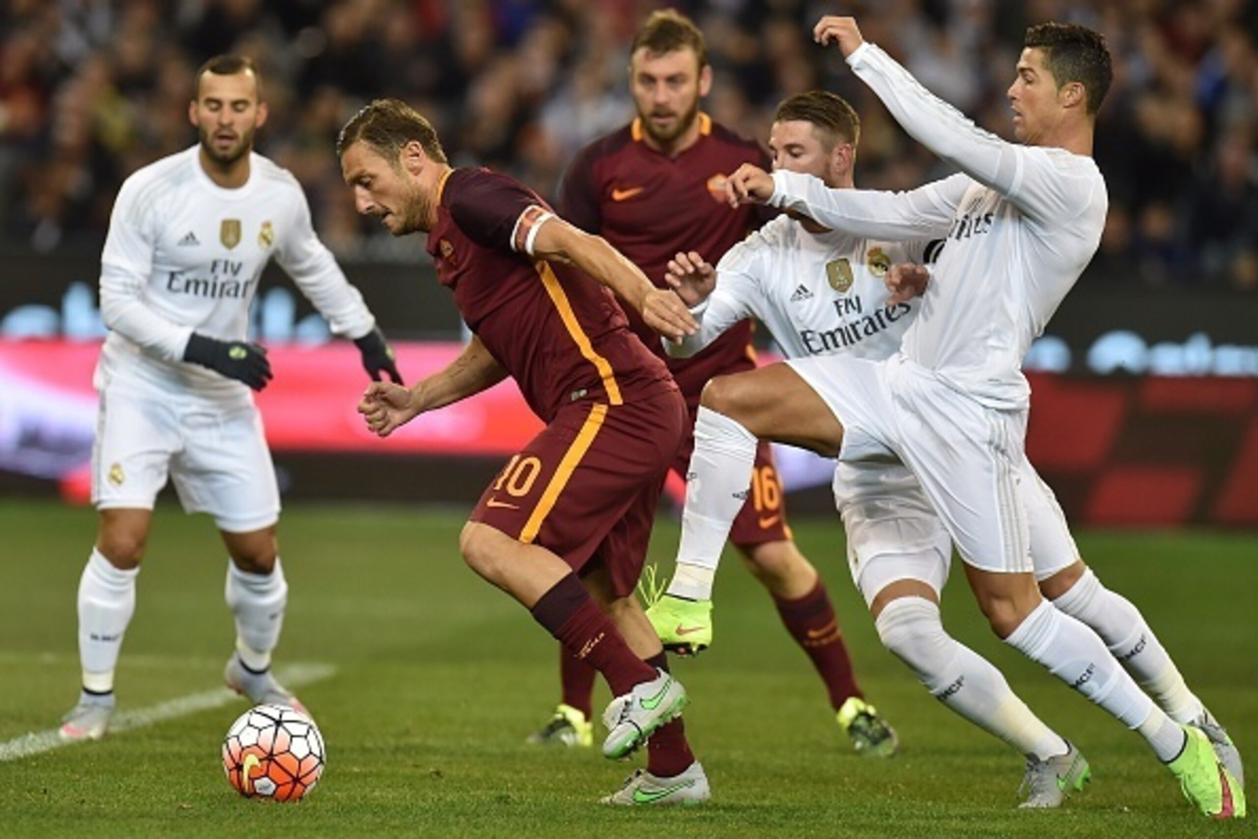 AS Roma's captain Francesco Totti (2nd L) vies for the ball with Real Madrid's Cristiano Ronaldo (R) during the International Champions Cup football match between Real Madrid and AS Roma in Melbourne on July 18, 2015. AFP PHOTO / Paul CROCK -- IMAGE RESTR