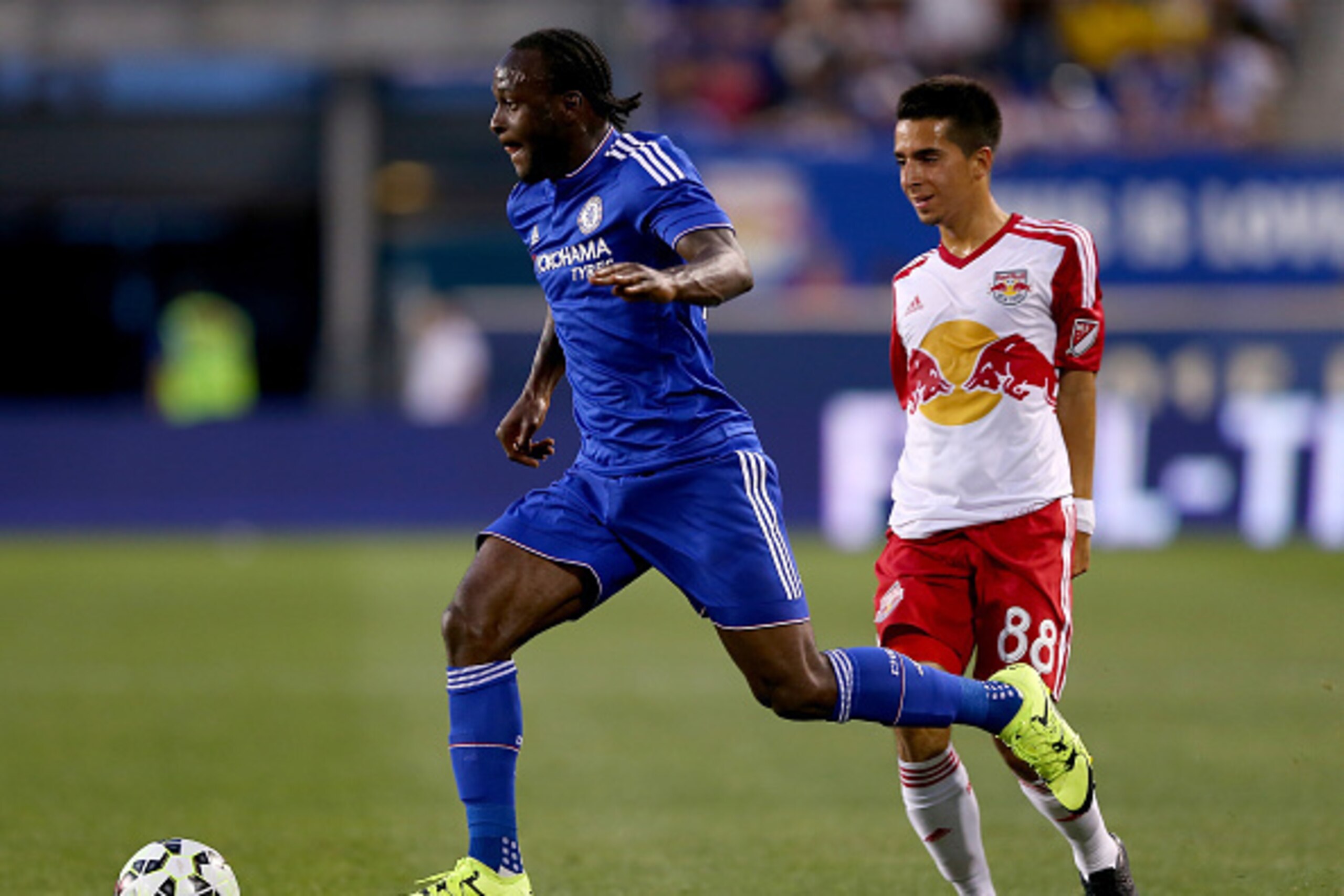 HARRISON, NJ - JULY 22:  Victor Moses #20 of Chelsea takes the ball as Daniel Bedoya #88 of the New York Red Bulls defends during the International Champions Cup at Red Bull Arena on July 22, 2015 in Harrison, New Jersey.  (Photo by Elsa/Getty Images)