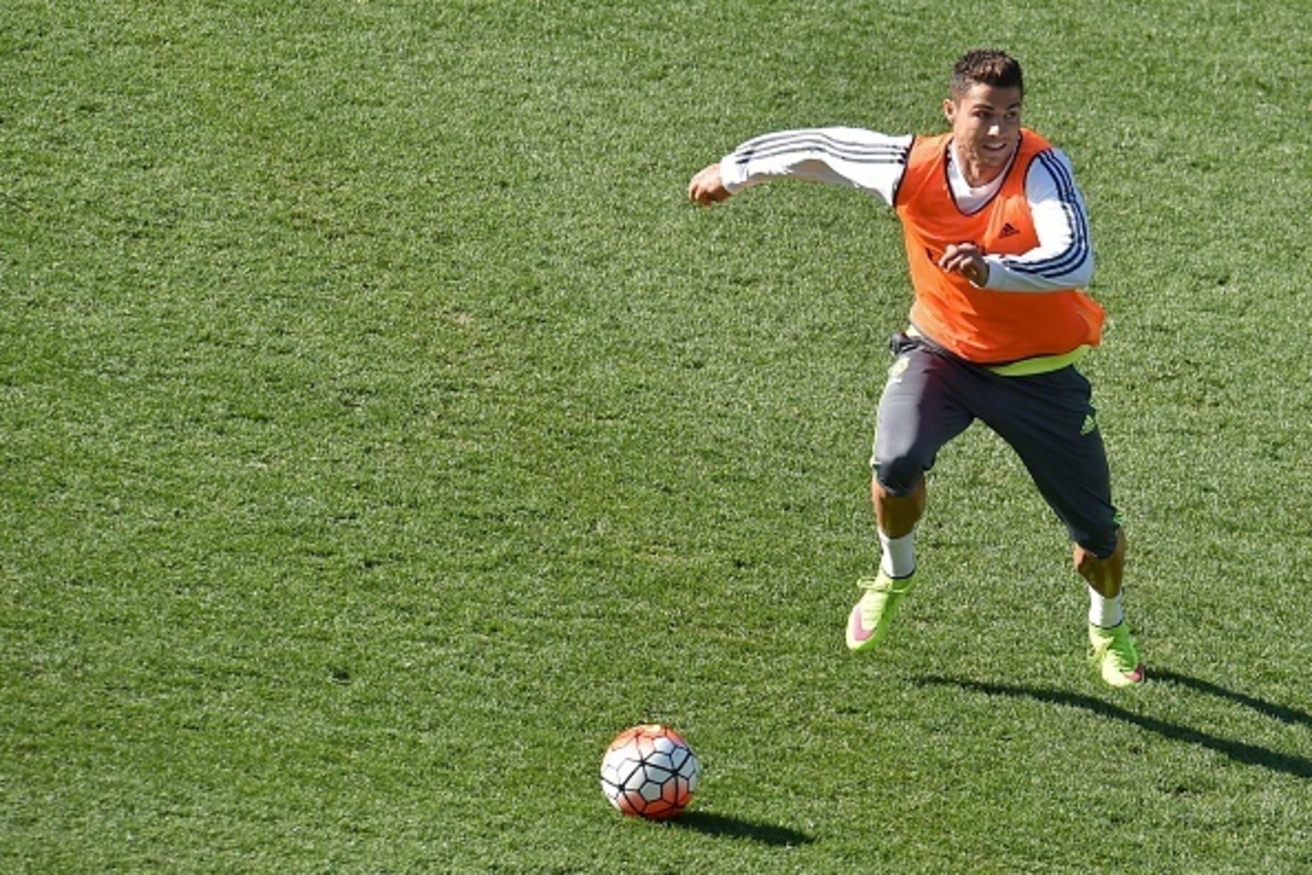 Real Madrid's Cristiano Ronaldo controls the ball during a team training session at the International Champions Cup football tournament in Melbourne on July 23, 2015. AFP PHOTO / Paul CROCK -- IMAGE RESTRICTED TO EDITORIAL USE - STRICTLY NO COMMERCIAL USE Real Madrid's Cristiano Ronaldo controls the ball during a team training session at the International Champions Cup football tournament in Melbourne on July 23, 2015. AFP PHOTO / Paul CROCK -- IMAGE RESTRICTED TO EDITORIAL USE - STRICTLY NO COMMERCIAL USE