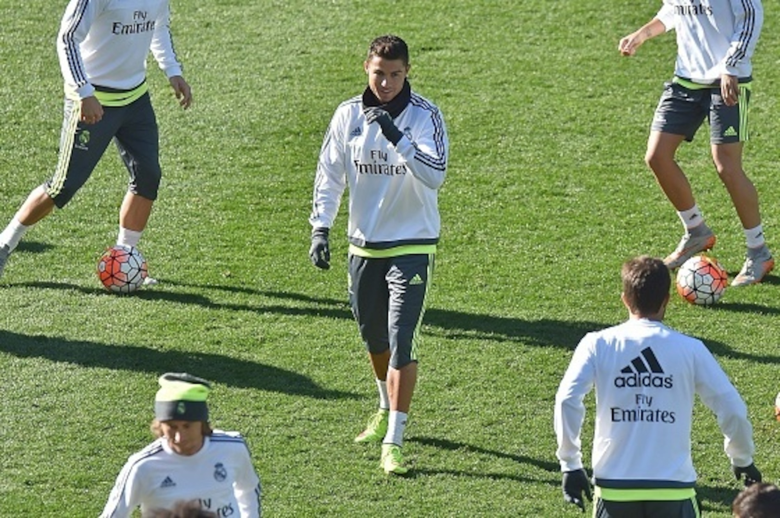 Real Madrid's Cristiano Ronaldo (C) attends a team training session at the International Champions Cup football tournament in Melbourne on July 23, 2015. AFP PHOTO / Paul CROCK -- IMAGE RESTRICTED TO EDITORIAL USE - STRICTLY NO COMMERCIAL USE (Phot Real Madrid's Cristiano Ronaldo (C) attends a team training session at the International Champions Cup football tournament in Melbourne on July 23, 2015. AFP PHOTO / Paul CROCK -- IMAGE RESTRICTED TO EDITORIAL USE - STRICTLY NO COMMERCIAL USE (Phot