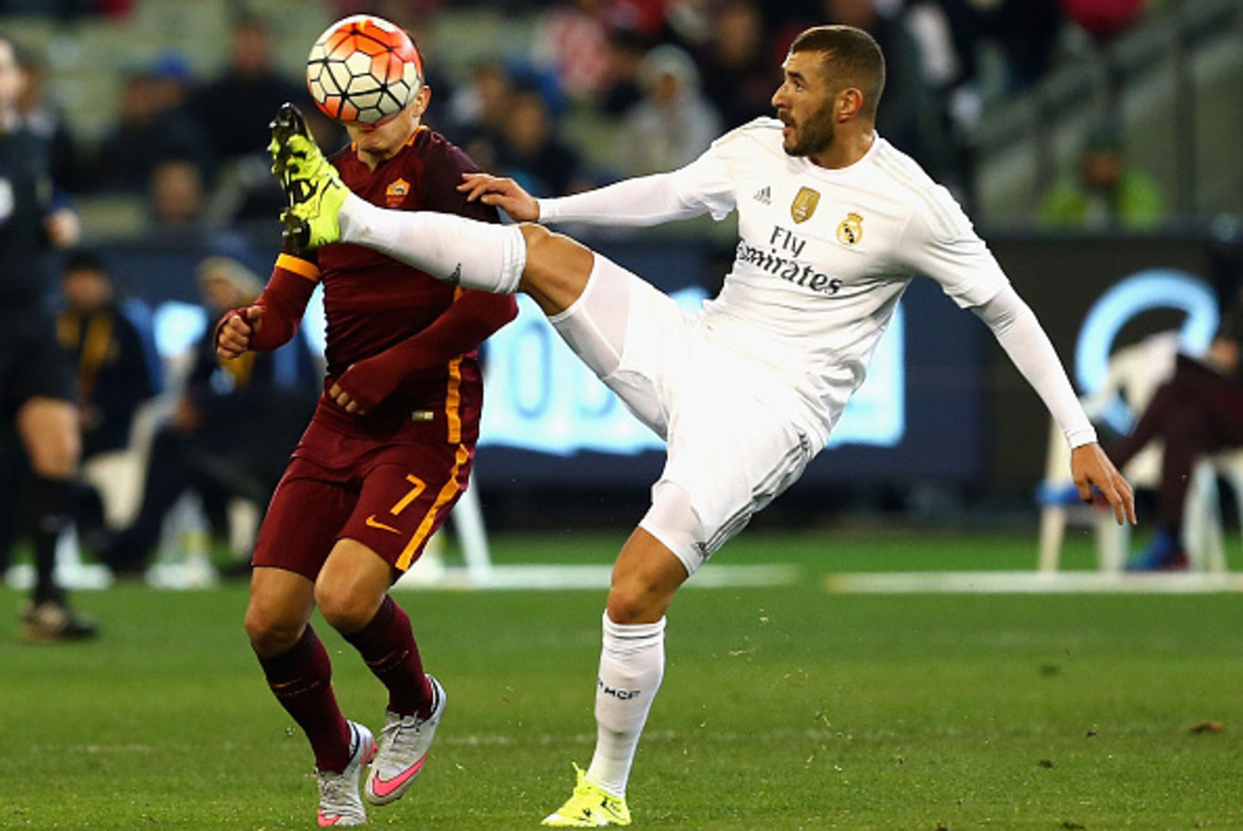 MELBOURNE, AUSTRALIA - JULY 18: Karim Benzema of Real Madrid controls the ball during the International Champions Cup friendly match between Real Madrid and AS Roma at the Melbourne Cricket Ground on July 18, 2015 in Melbourne, Australia. (Photo by Robe MELBOURNE, AUSTRALIA - JULY 18: Karim Benzema of Real Madrid controls the ball during the International Champions Cup friendly match between Real Madrid and AS Roma at the Melbourne Cricket Ground on July 18, 2015 in Melbourne, Australia. (Photo by Robe