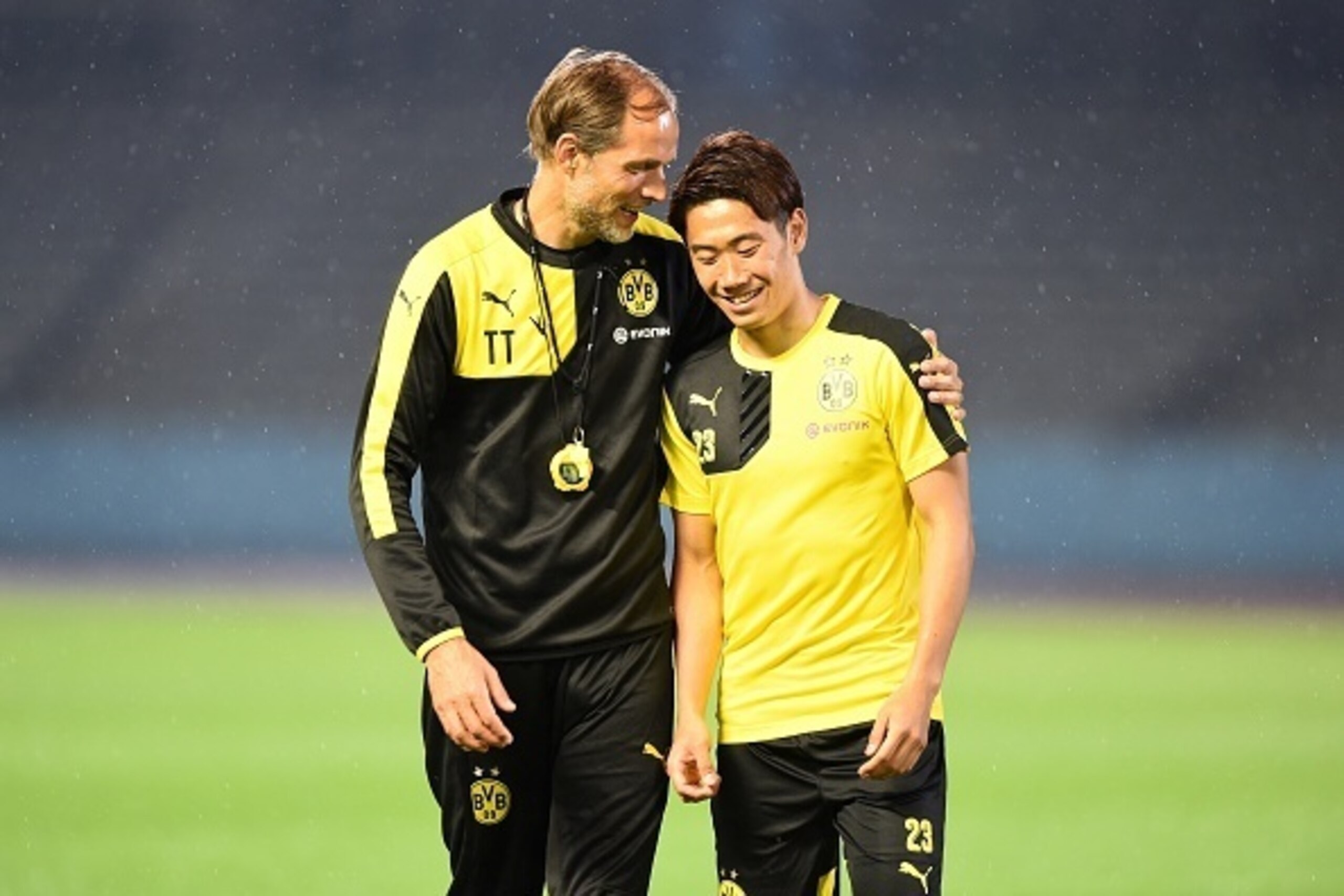 New head coach of Germany's football club Borussia Dortmund Thomas Tuchel (L) chats with midfielder Shinji Kagawa (R) during a training session after their arrival in Japan in Kawasaki, suburb of Tokyo on July 6, 2015. Borussia Dortmund will play a frien New head coach of Germany's football club Borussia Dortmund Thomas Tuchel (L) chats with midfielder Shinji Kagawa (R) during a training session after their arrival in Japan in Kawasaki, suburb of Tokyo on July 6, 2015. Borussia Dortmund will play a frien