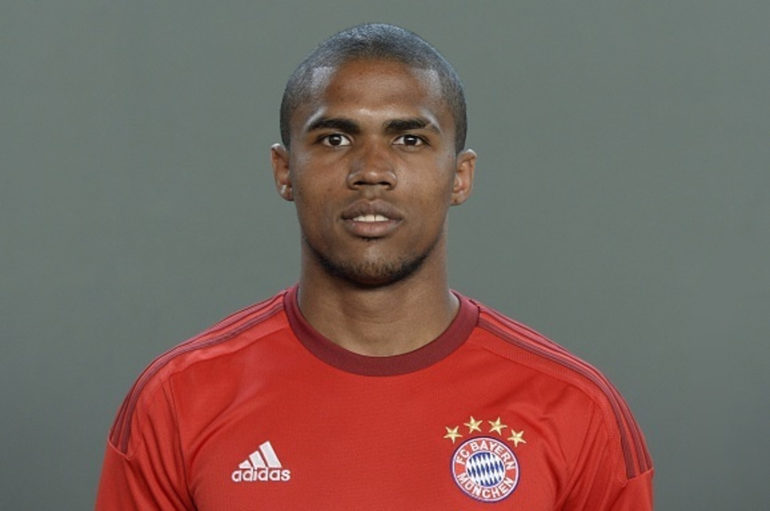 Bayern Munich's Brazilian midfielder Douglas Costa poses during the team presentation of the German first division Bundesliga team FC Bayern Munich at the trainings area in Munich, southern Germany, on July 16, 2015. AFP PHOTO / CHRISTOF STACHE (Ph Bayern Munich's Brazilian midfielder Douglas Costa poses during the team presentation of the German first division Bundesliga team FC Bayern Munich at the trainings area in Munich, southern Germany, on July 16, 2015. AFP PHOTO / CHRISTOF STACHE (Ph