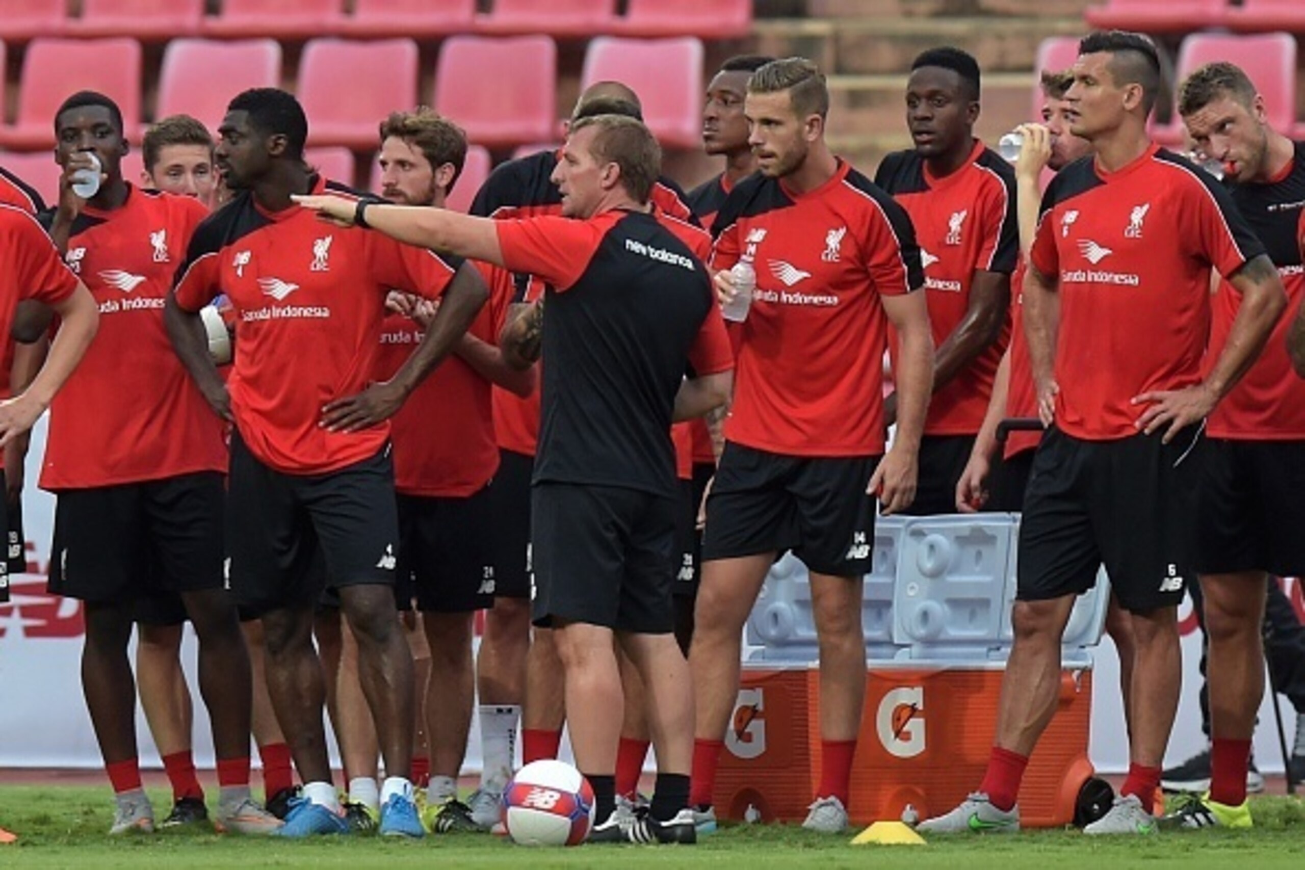 Liverpool football manager Brendan Rodgers (C) gestures as he talks with his players during a team training session at Rajamangala stadium in Bangkok on July 13, 2015. Liverpool football team will play an exhibition match with Thai Premier League All-Star