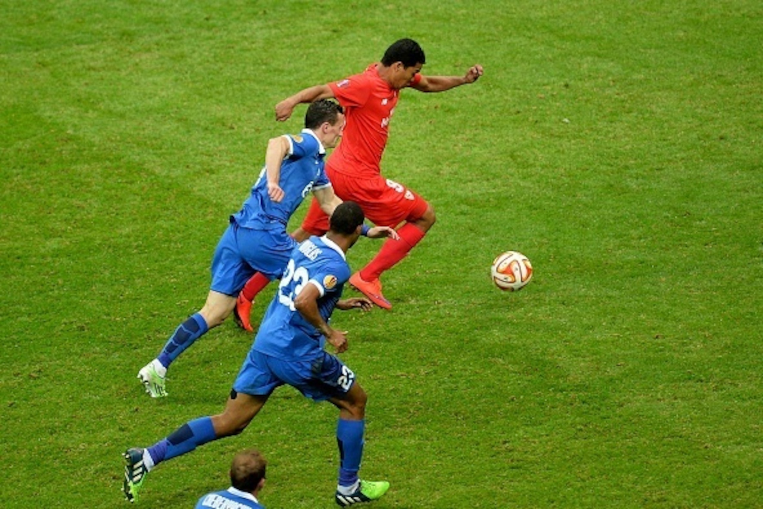 Sevilla's Colombian forward Carlos Bacca (R) kicks to score during the UEFA Europa League final football match between FC Dnipro Dnipropetrovsk and Sevilla FC at the Narodowy stadium in Warsaw, Poland on May 27, 2015.  AFP PHOTO / JANEK SKARZYNSKI        