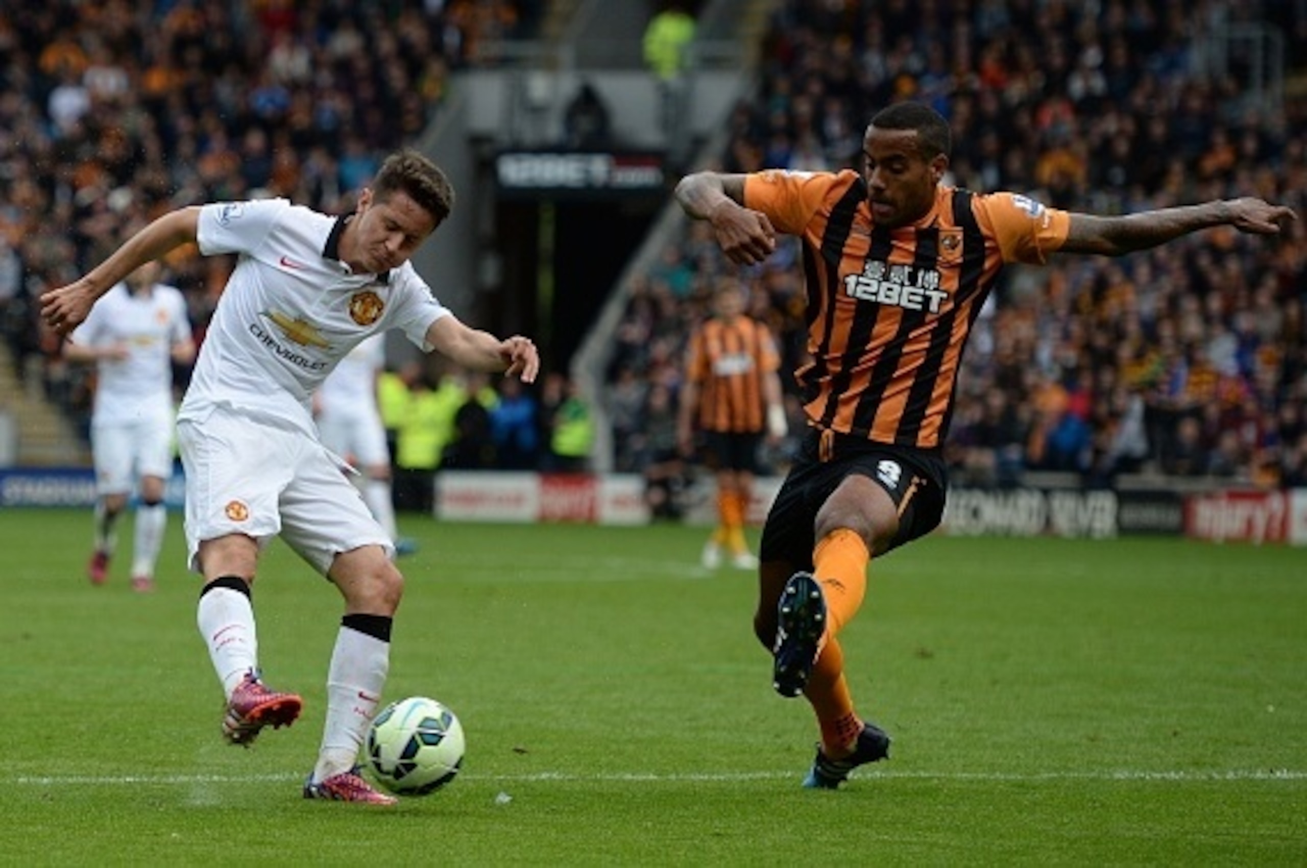 Manchester United's Spanish midfielder Ander Herrera (L) shoots wide as Hull City's English midfielder Tom Huddlestone (R) defends during the English Premier League football match between Hull City and Manchester United at the KC Stadium in Kingston upon 