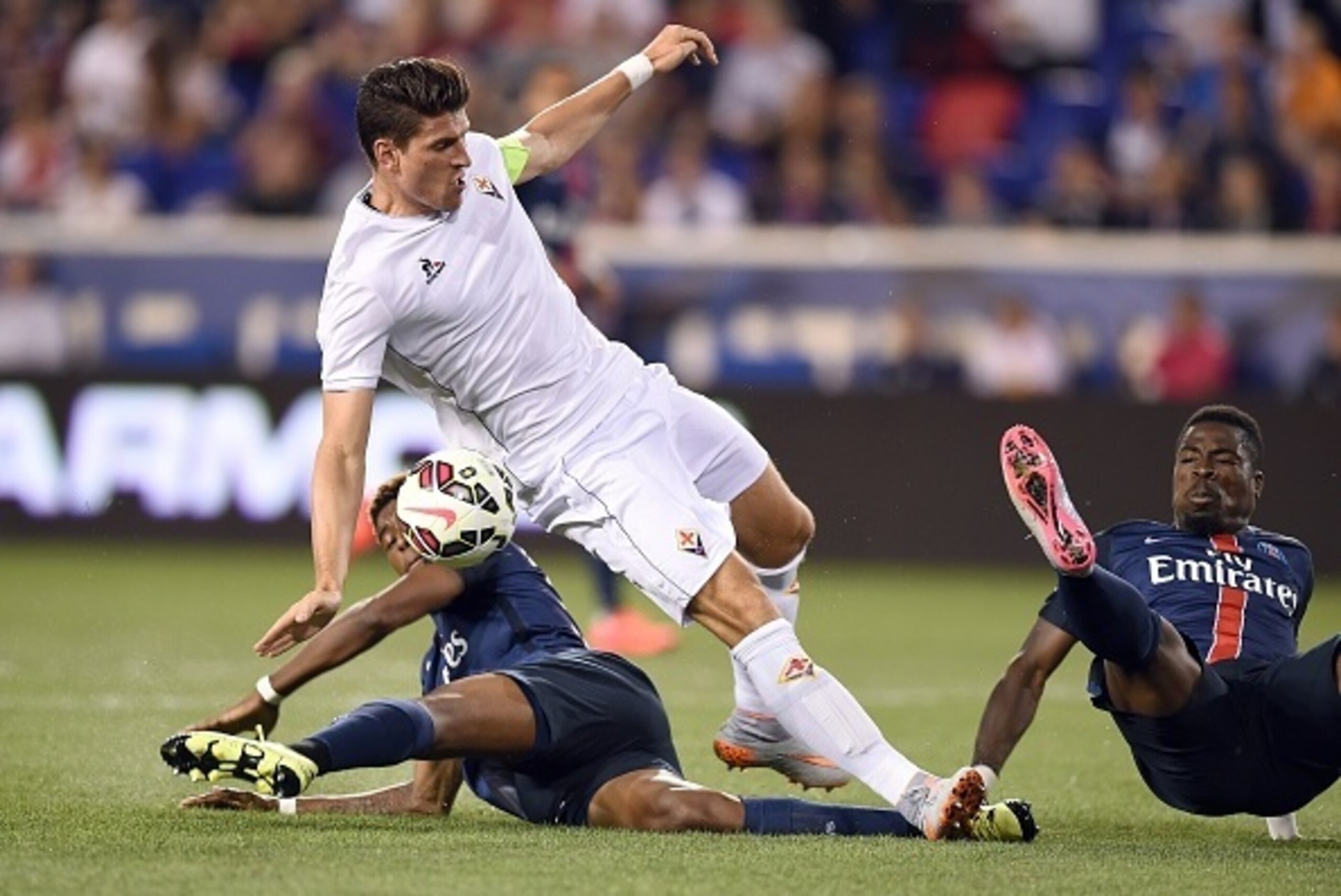 Fiorentina's forward Mario Gomez (C) is challenged by PSG's French midfielder Neeskens Kebano (L) and Surge Aurier during their International Champions Cup match at the Red Bull Arena in Harrison, New Jersey, on July 21, 2015. AFP PHOTO/JEWEL SAMAD Fiorentina's forward Mario Gomez (C) is challenged by PSG's French midfielder Neeskens Kebano (L) and Surge Aurier during their International Champions Cup match at the Red Bull Arena in Harrison, New Jersey, on July 21, 2015. AFP PHOTO/JEWEL SAMAD
