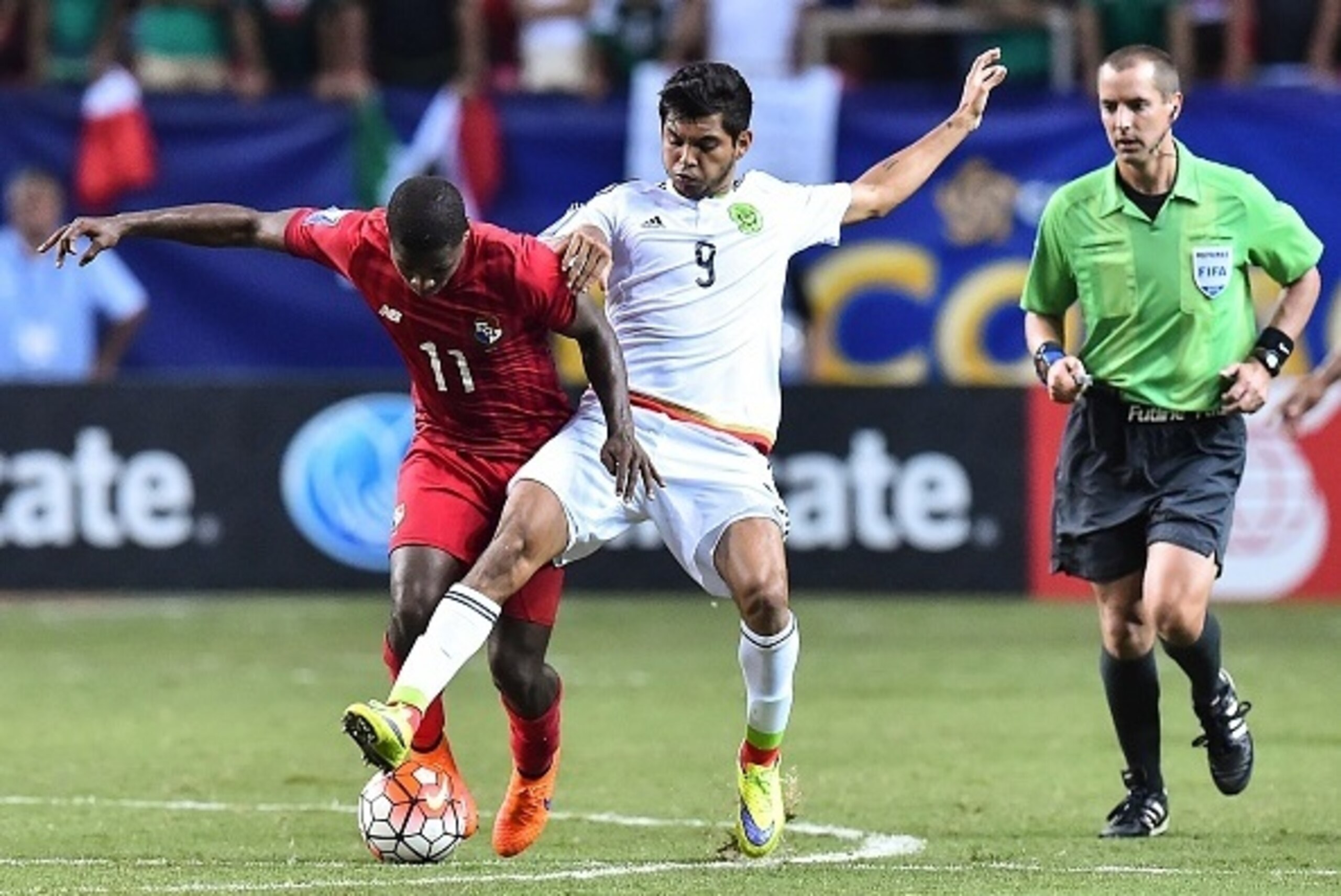 Panama's Armando Cooper (L) vies with Mexico's Jesus Corona during their CONCACAF Gold Cup semi-final football match in Atlanta on July 22, 2015. AFP PHOTO/NICHOLAS KAMM        (Photo credit should read NICHOLAS KAMM/AFP/Getty Images)