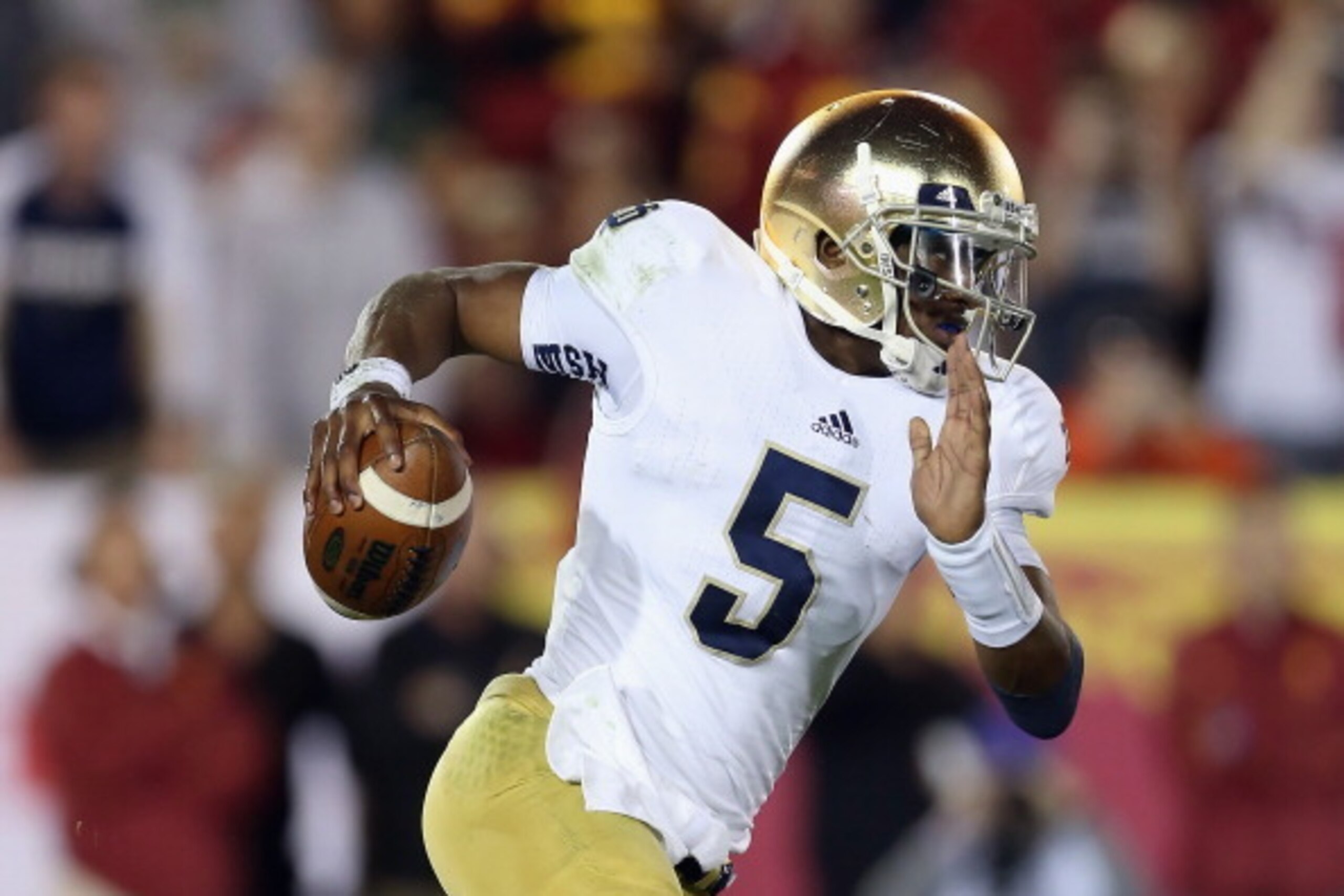 LOS ANGELES, CA - NOVEMBER 24:  Quarterback Everett Golson #5 of the Notre Dame Fighting Irish carries the ball against the USC Trojans at Los Angeles Memorial Coliseum on November 24, 2012 in Los Angeles, California.  (Photo by Jeff Gross/Getty Images)