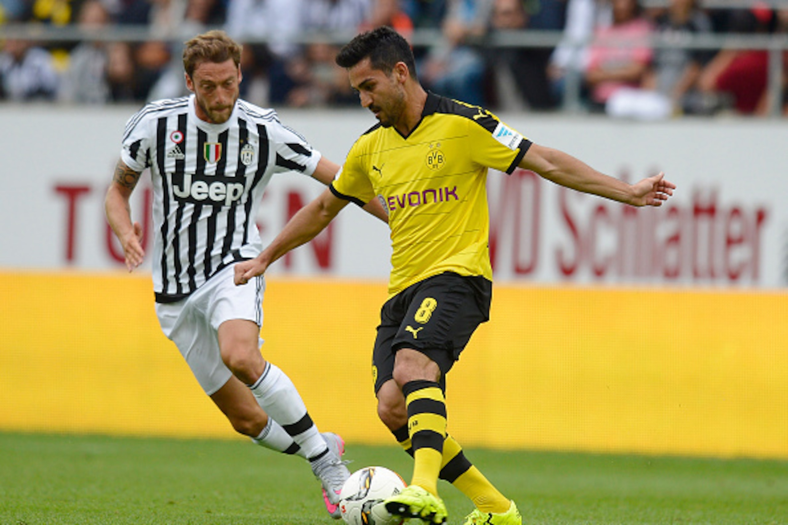 ST GALLEN, SWITZERLAND - JULY 25: Ilkay Guendogan of Dortmund (R) is challenged by Claudio Marchisio of Juventus during the friendly match between Juventus and Borussia Dortmund on July 25, 2015 in St Gallen, Switzerland. (Photo by Daniel Kopatsch/Getty ST GALLEN, SWITZERLAND - JULY 25: Ilkay Guendogan of Dortmund (R) is challenged by Claudio Marchisio of Juventus during the friendly match between Juventus and Borussia Dortmund on July 25, 2015 in St Gallen, Switzerland. (Photo by Daniel Kopatsch/Getty