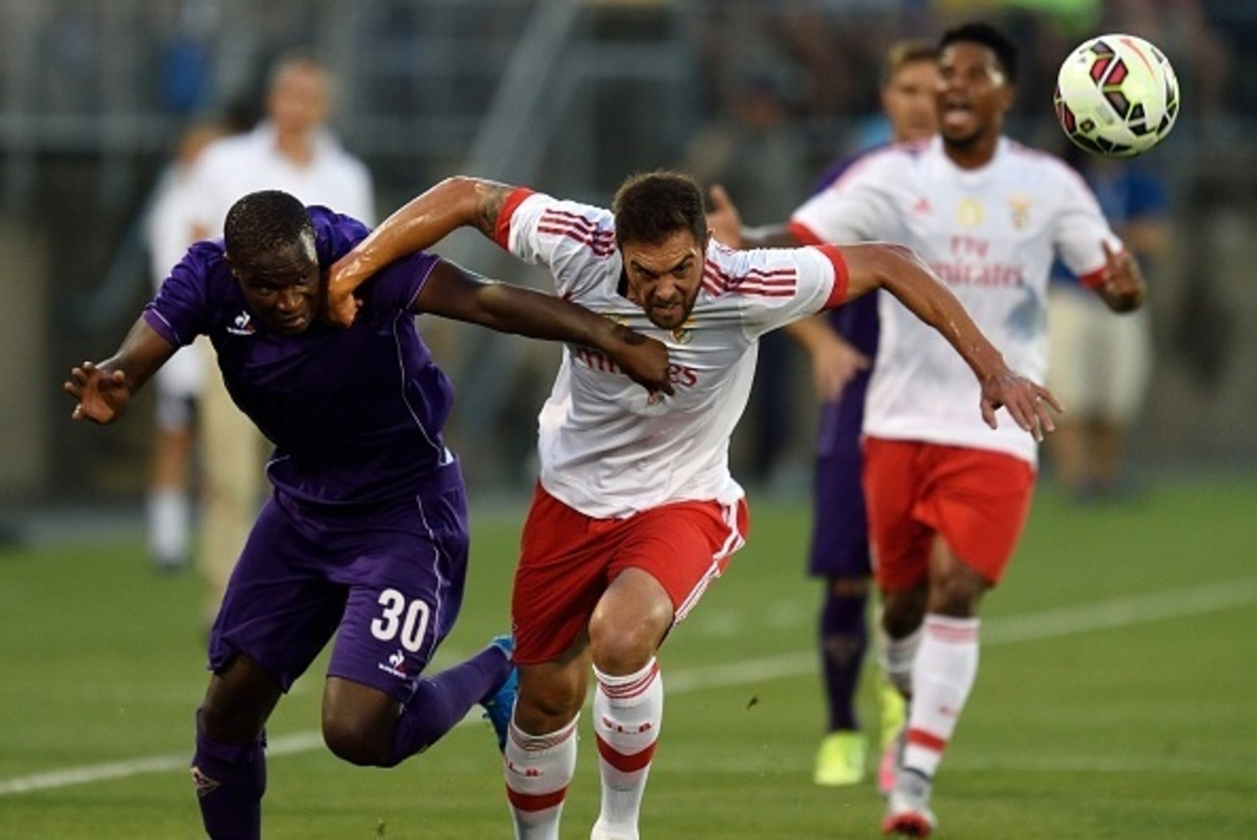 Fiorentina's Khouma Babacar (L) and Benfica's Jardel fight for the ball during the International Champions Cup match between SL Benfica and Fiorentina July 24, 2015 in East Hartford, Connecticut. AFP PHOTO/DON EMMERT (Photo credit should read DON E Fiorentina's Khouma Babacar (L) and Benfica's Jardel fight for the ball during the International Champions Cup match between SL Benfica and Fiorentina July 24, 2015 in East Hartford, Connecticut. AFP PHOTO/DON EMMERT (Photo credit should read DON E