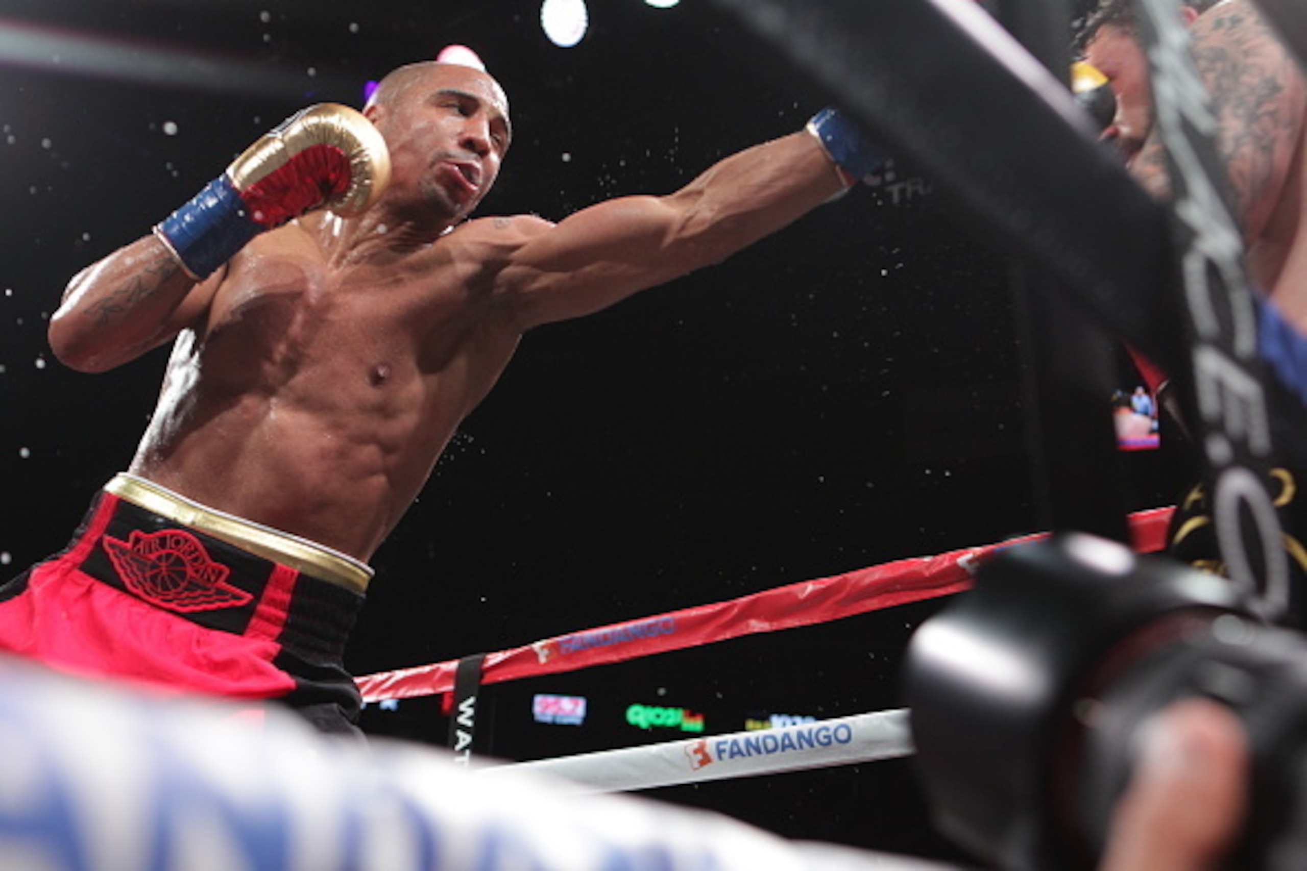 OAKLAND, CA - JUNE 20: Andre Ward (L) throws a jab against Paul Smith during their Cruiserweight fight at ORACLE Arena on June 20, 2015 in Oakland, California. (Photo by Alexis Cuarezma/Getty Images) OAKLAND, CA - JUNE 20: Andre Ward (L) throws a jab against Paul Smith during their Cruiserweight fight at ORACLE Arena on June 20, 2015 in Oakland, California. (Photo by Alexis Cuarezma/Getty Images)